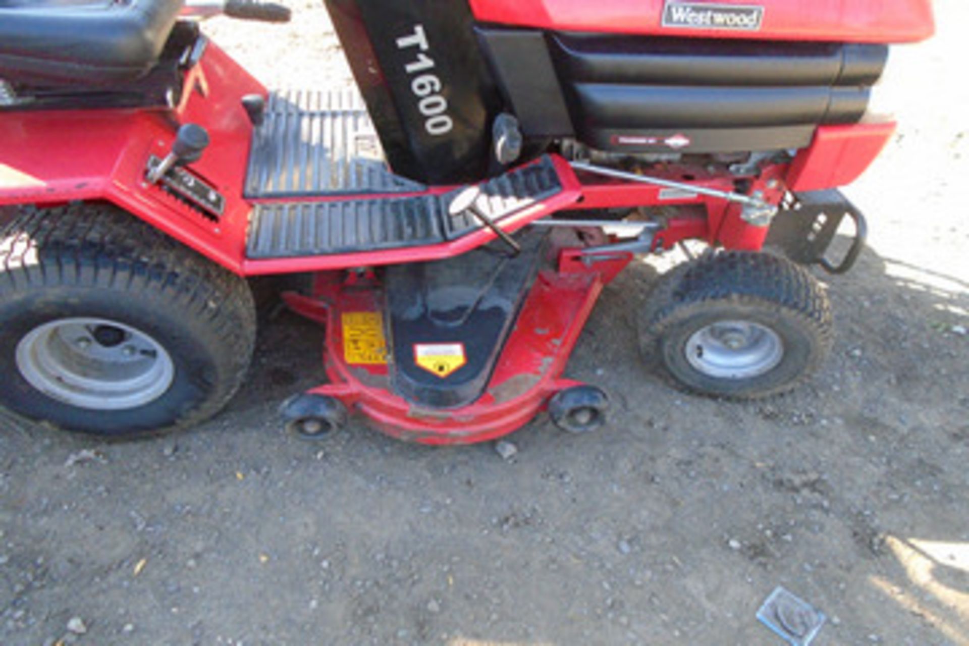 2011 Westwood T1600 ride on mower and collector, no key - Image 4 of 6