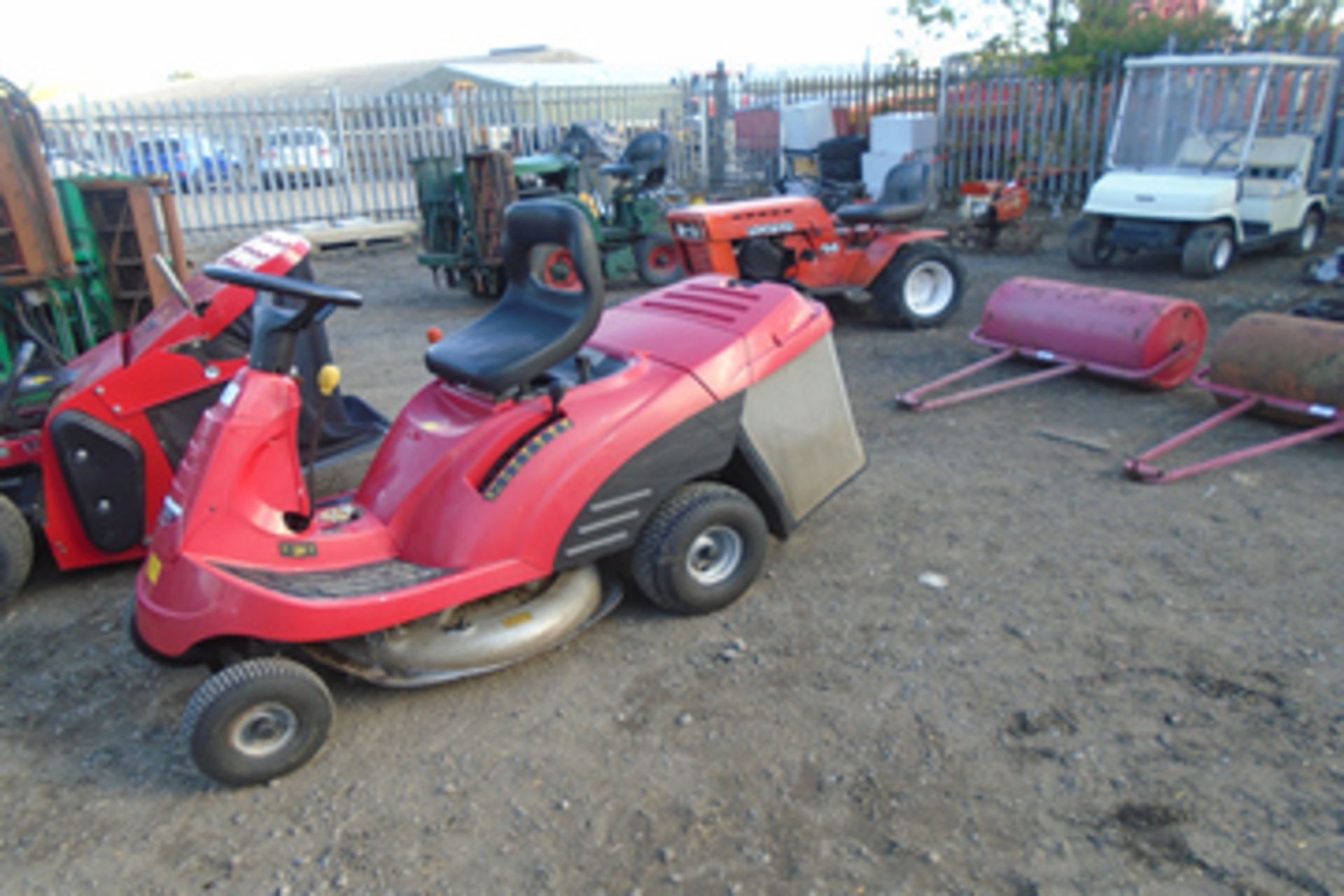 Honda HF1211H ride on mower, 28" cut c/w mulching kit, gwo, 2004 - Image 4 of 5