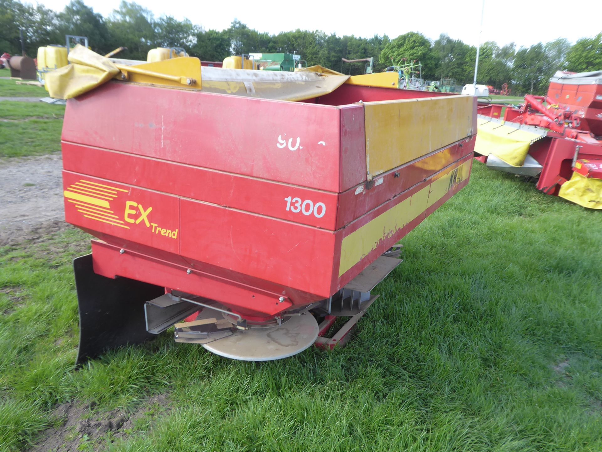 KRM Ex Trend fertiliser spreader c/w spear spreader vanes, wo - Image 2 of 4