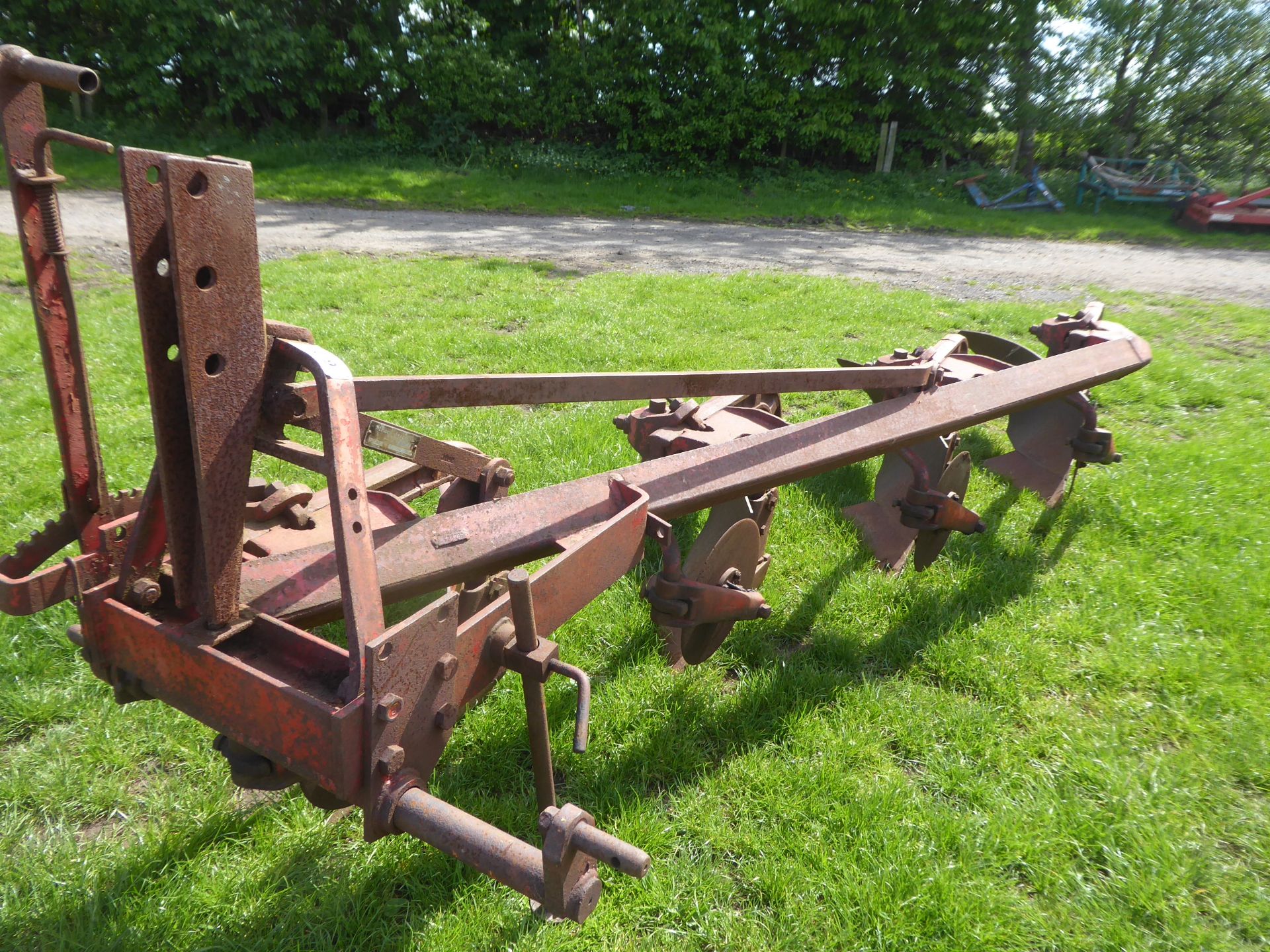 Massey Ferguson 4F grassland plough c/w discs, model 868.2, good condition - Image 2 of 3