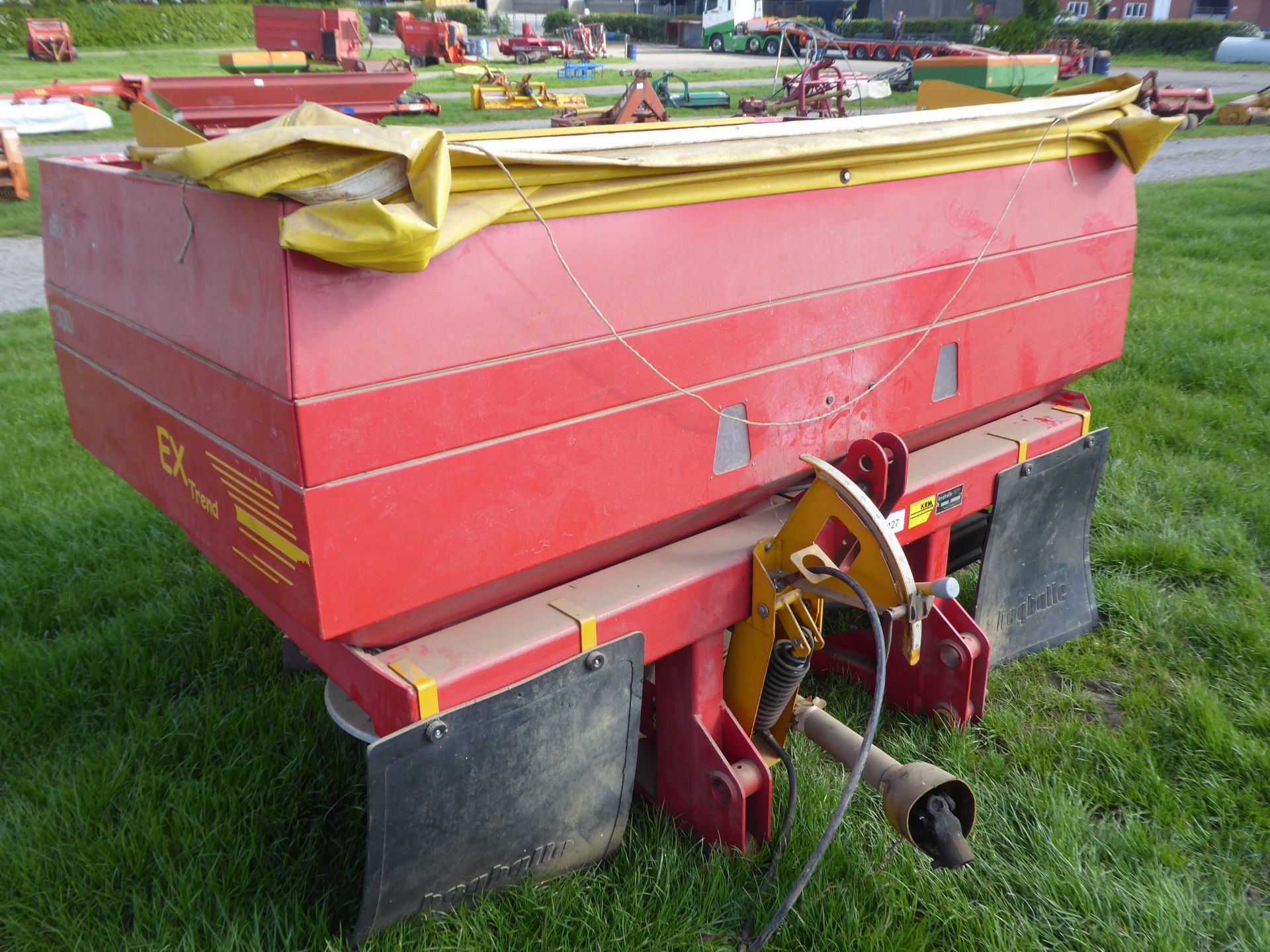 KRM Ex Trend fertiliser spreader c/w spear spreader vanes, wo