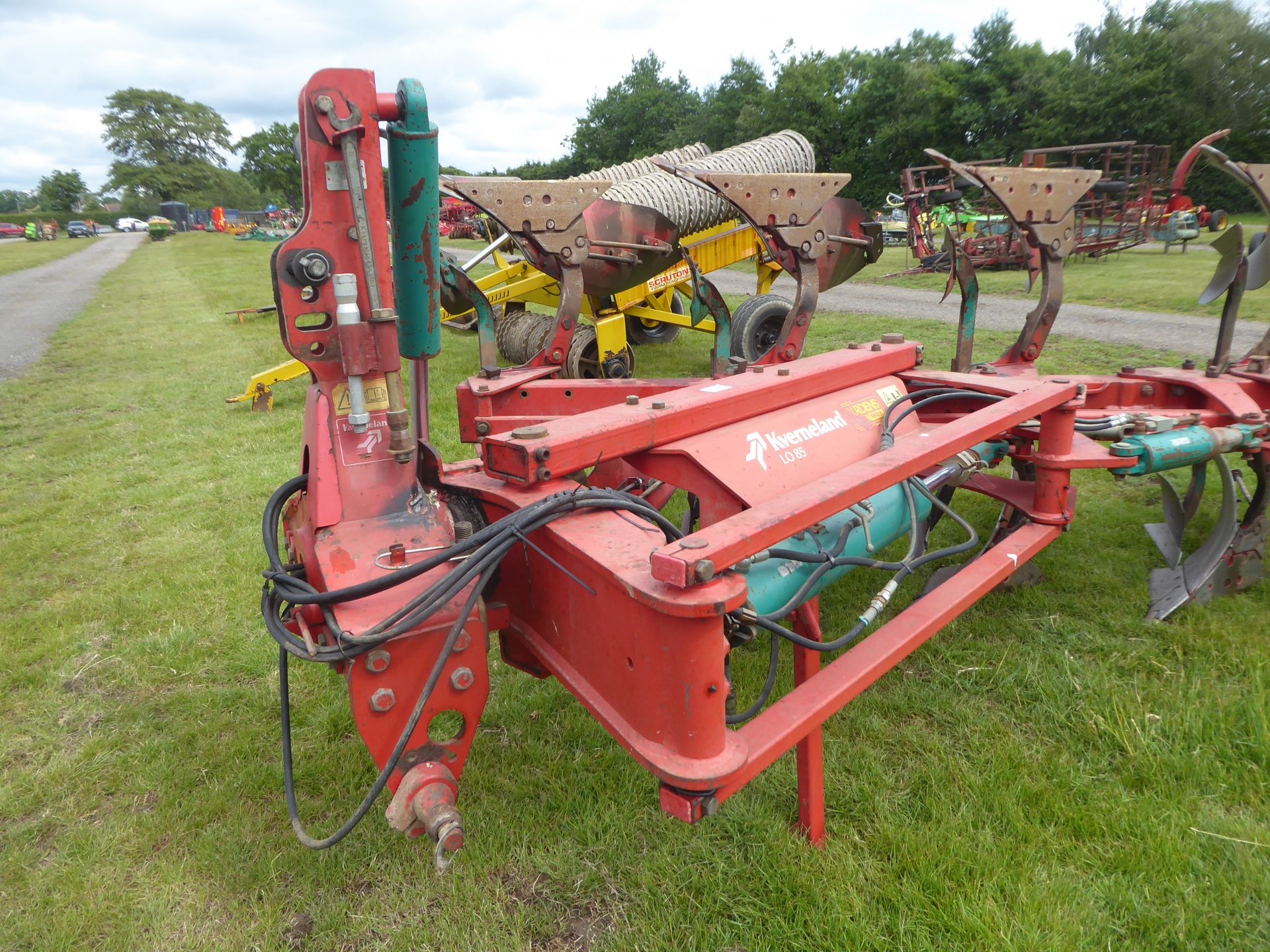 Kverneland LO 85/300 6 +1 on land in furrow plough - Image 4 of 9