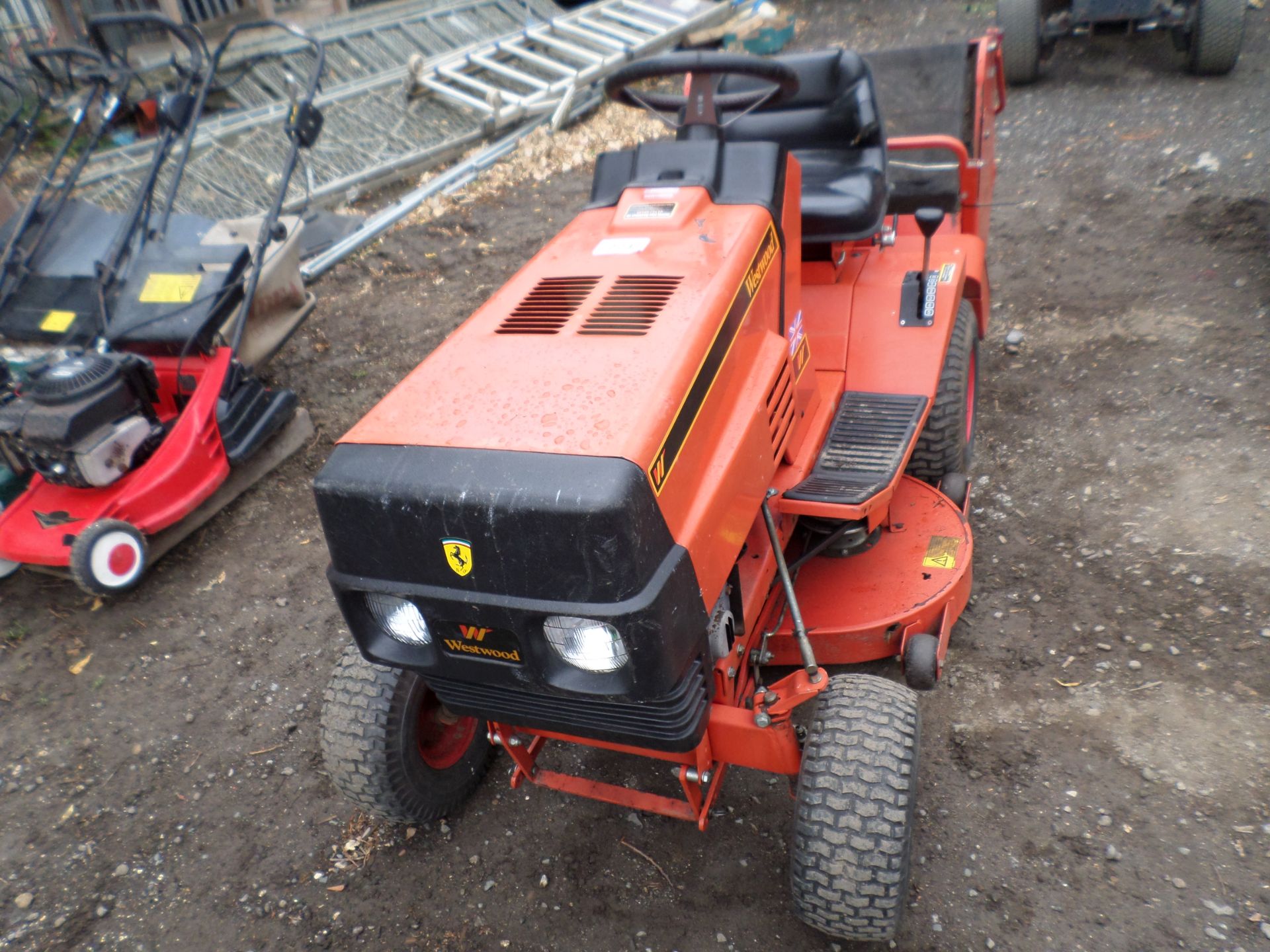 Westwood T1200 ride on mower c/w collector, starts on the key, drives and cuts, not serviced this