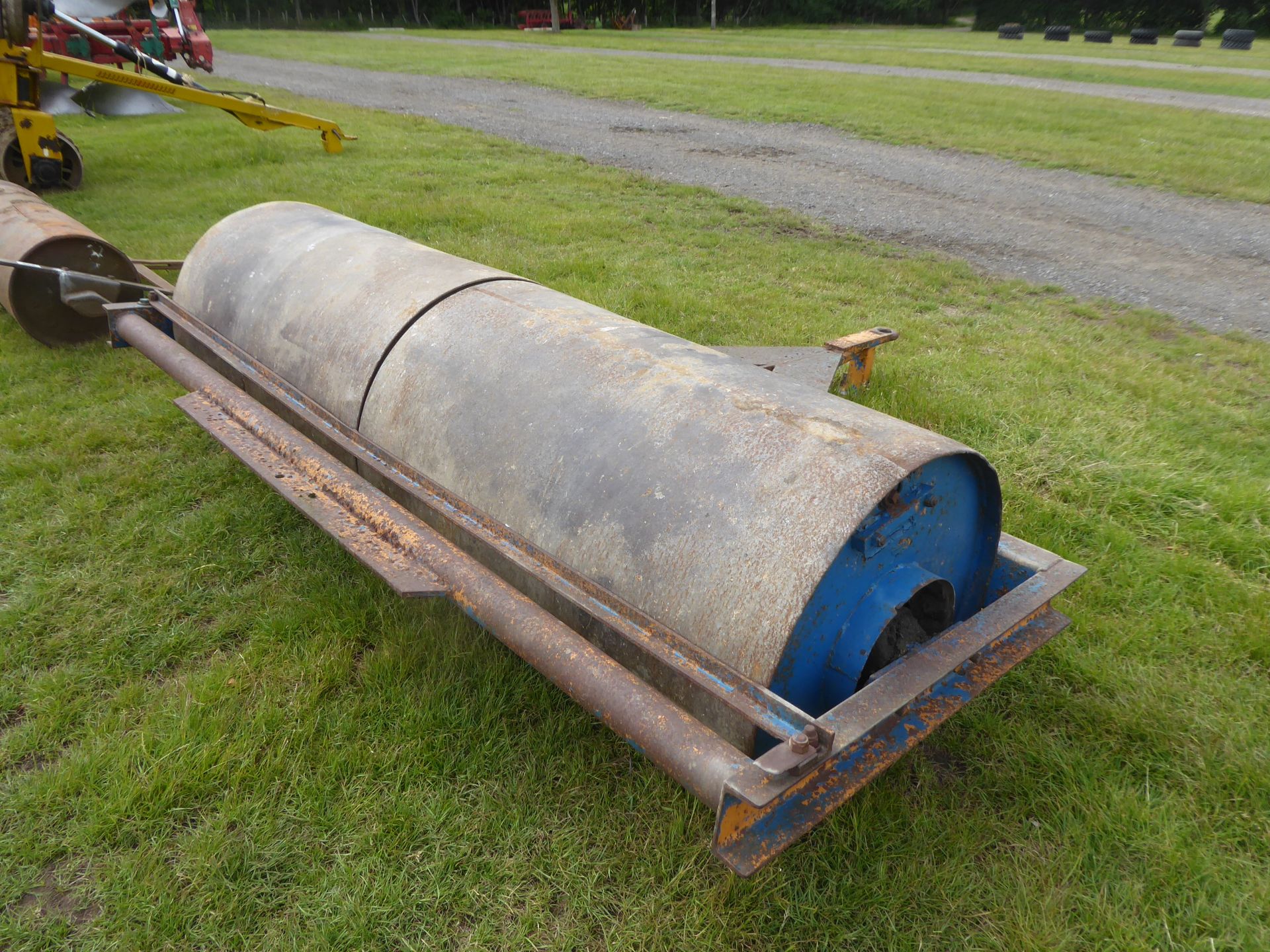8ft flat grass roller - Image 2 of 2