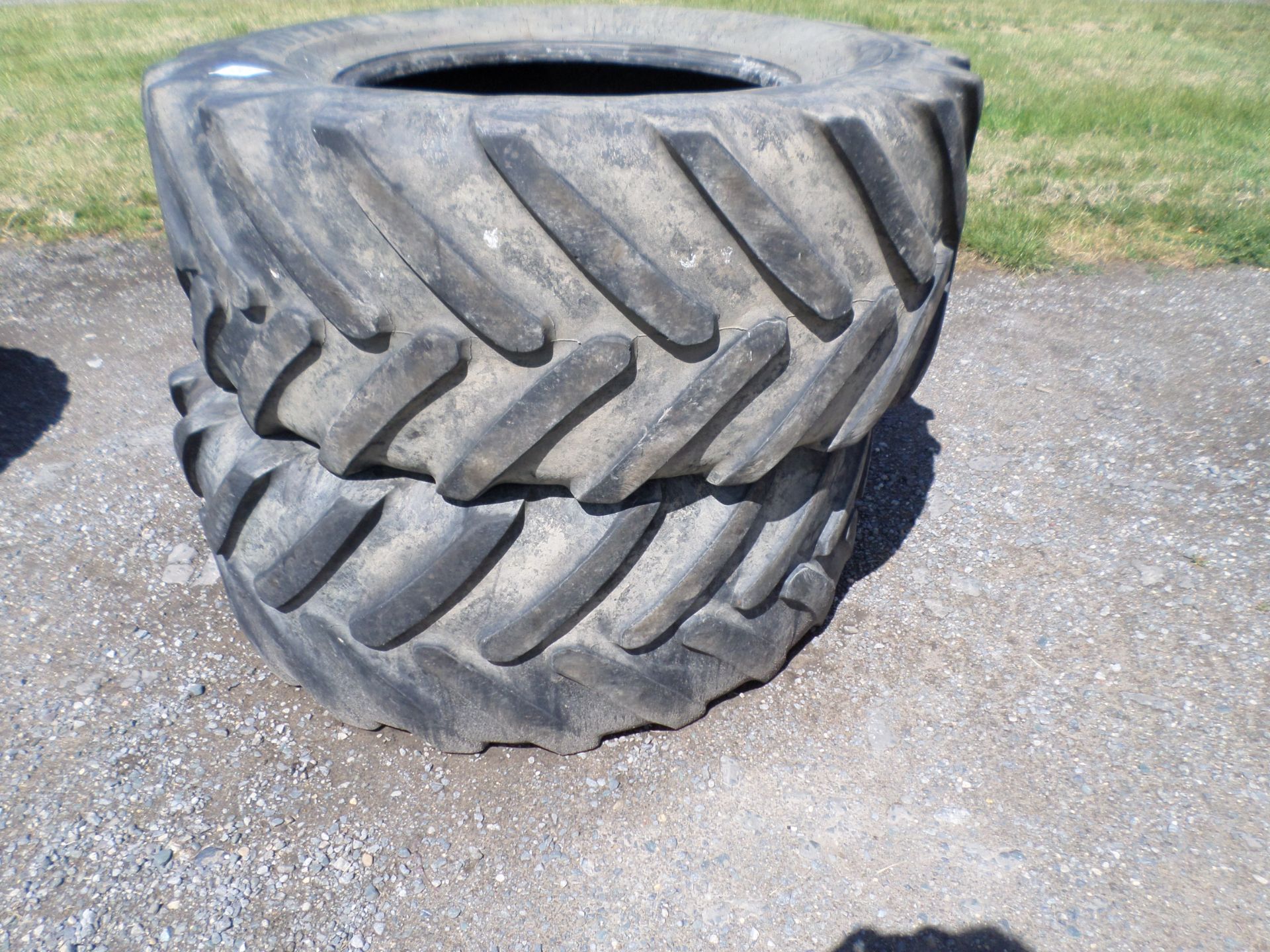 Pair 540/65/28 Michelin dual wheel tyres - Image 2 of 2