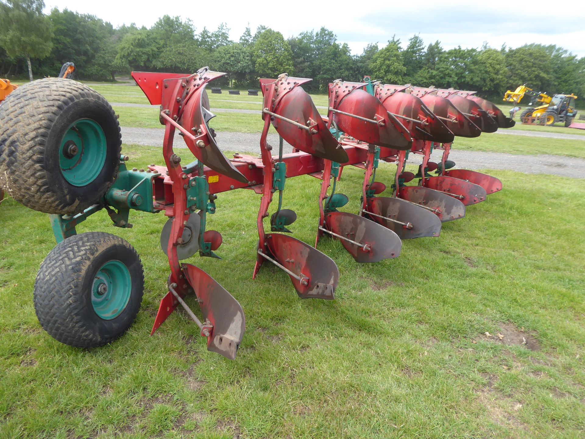 Kverneland LO 85/300 6 +1 on land in furrow plough - Image 2 of 9