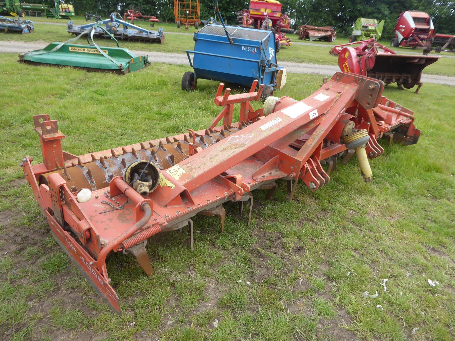 Kuhn HR 4002 4m power harrow with packer roller and 1000 PTO, practically new tines, 1" of wear