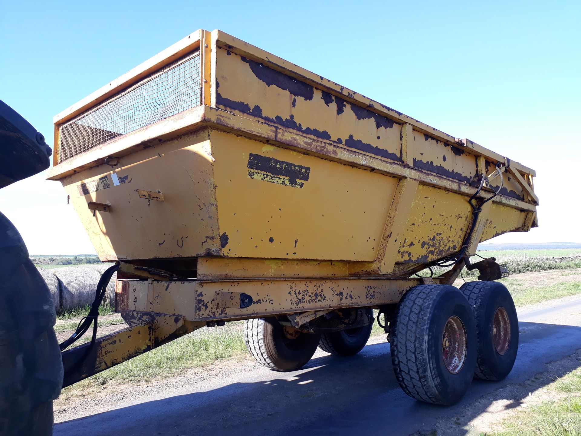 12T dump trailer with hydraulic back door - Image 7 of 10