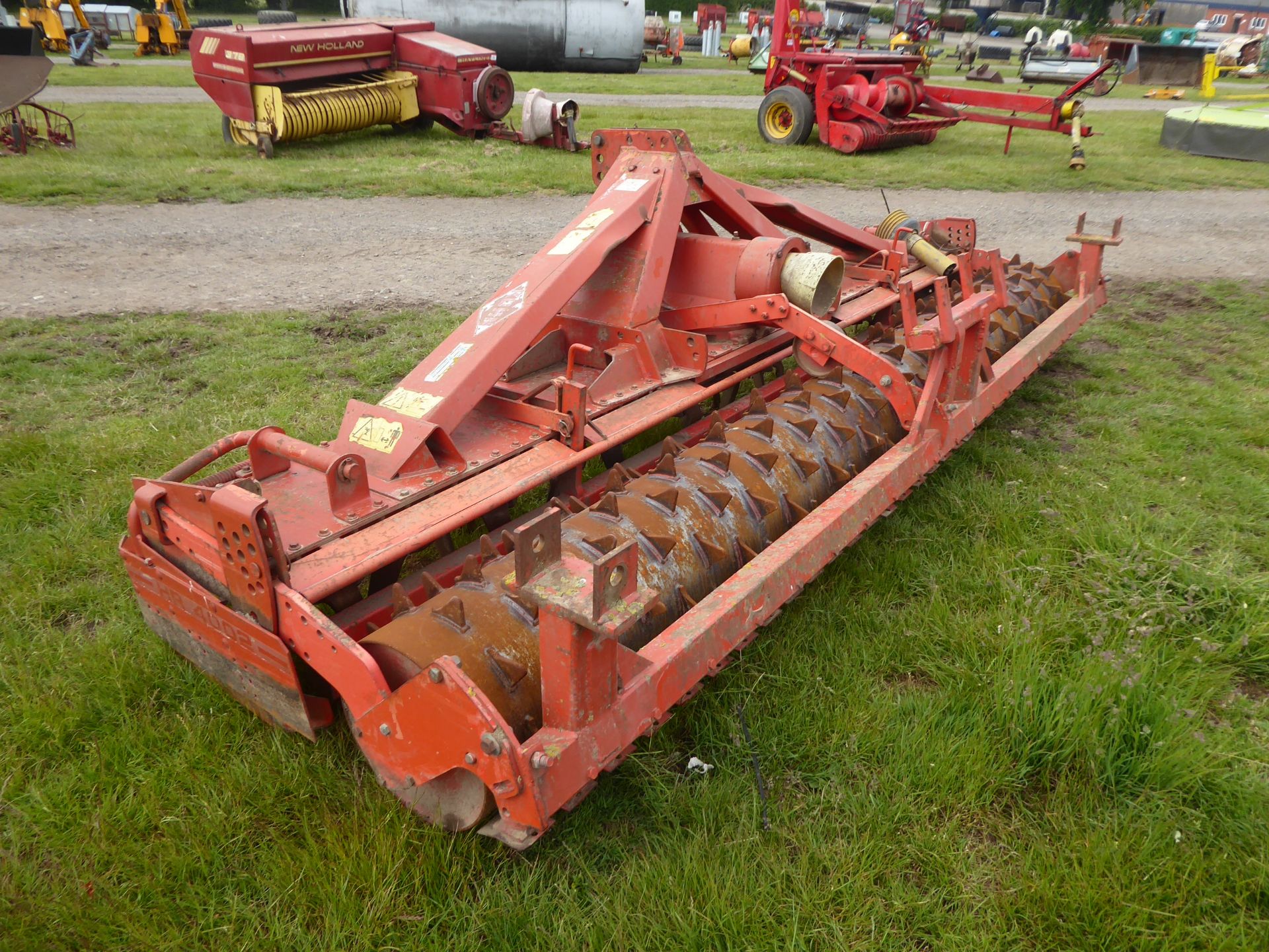 Kuhn HR 4002 4m power harrow with packer roller and 1000 PTO, practically new tines, 1" of wear - Image 2 of 4