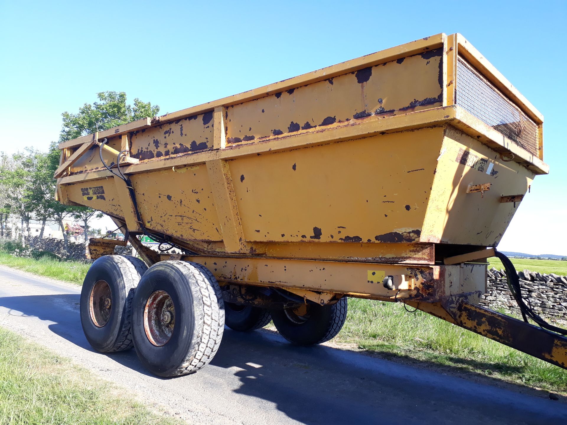 12T dump trailer with hydraulic back door - Image 5 of 10