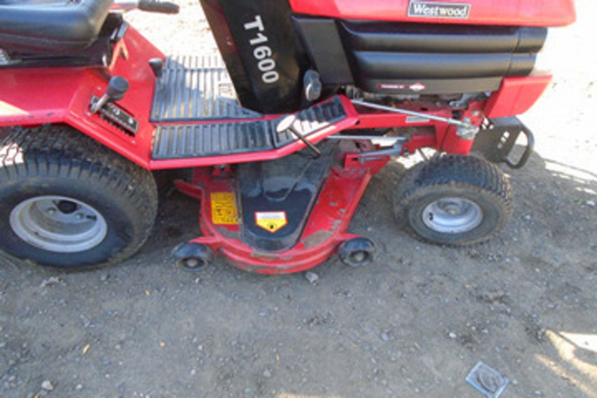 Westwood T1600 ride on mower and collector - Image 4 of 6