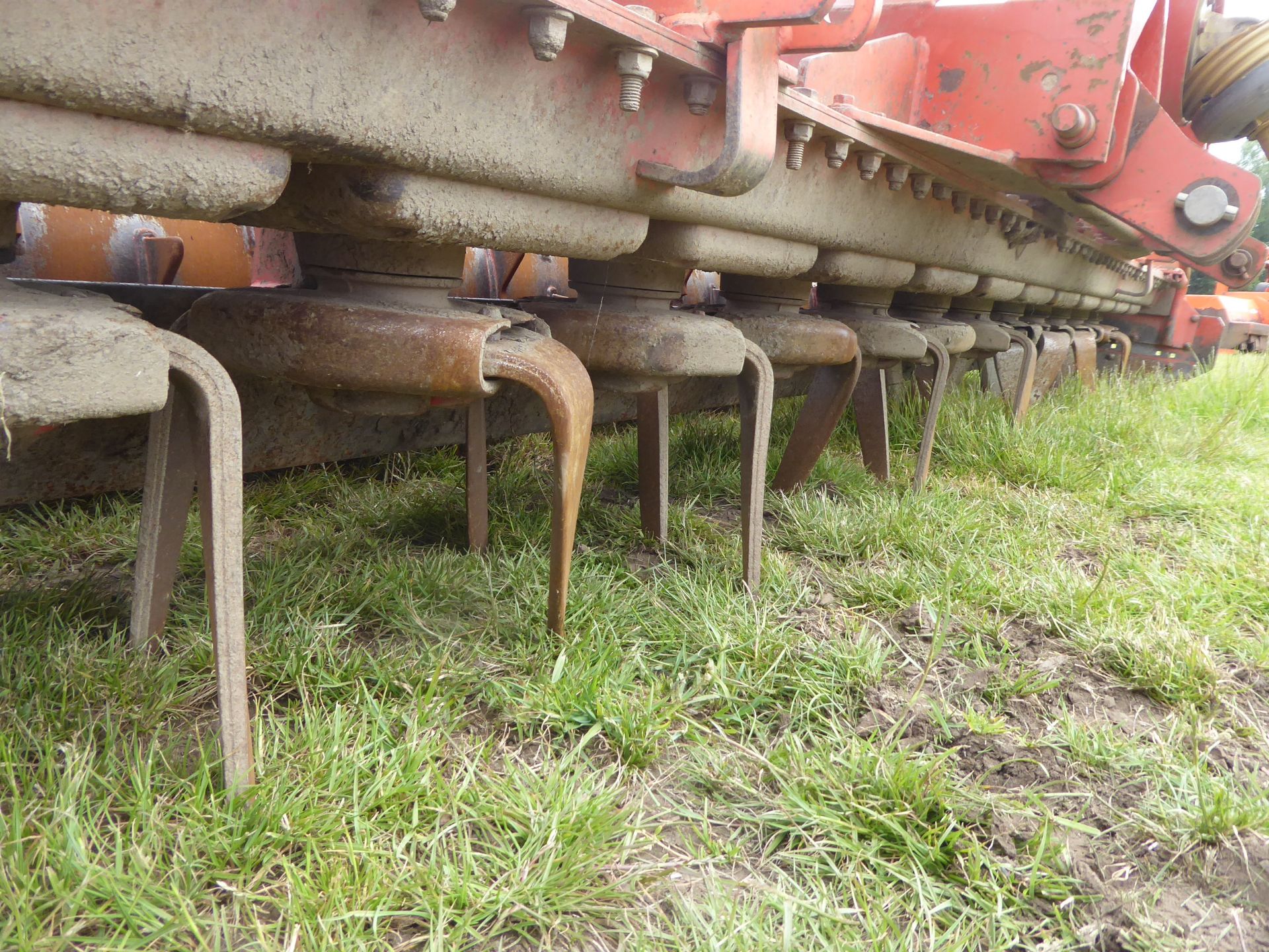 Kuhn HR 4002 4m power harrow with packer roller and 1000 PTO, practically new tines, 1" of wear - Image 4 of 4