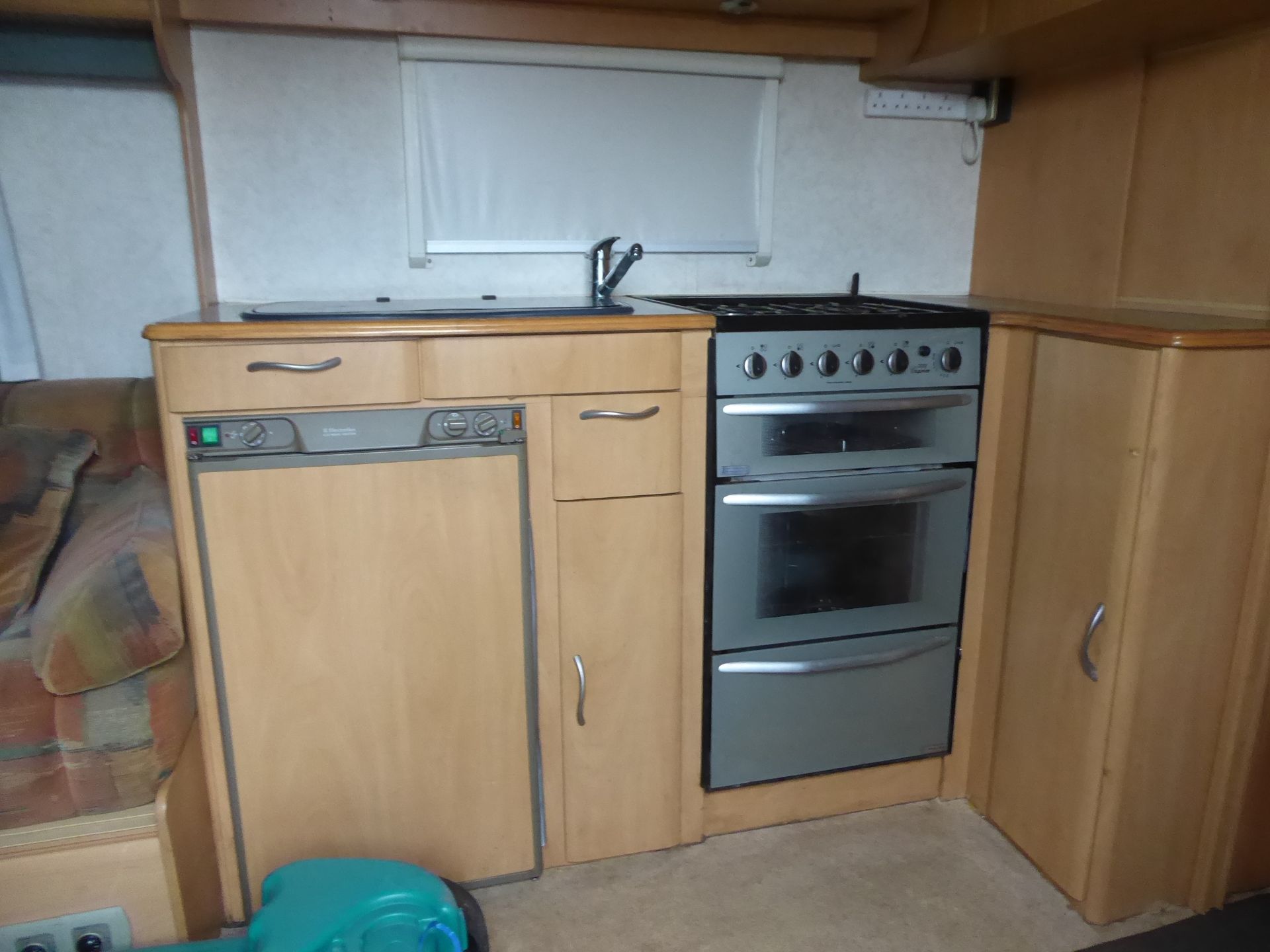 Lunor Lexon caravan 5 berth c/w fixed fitted bed ,seperate shower, bathroom & living area. Full - Image 2 of 5