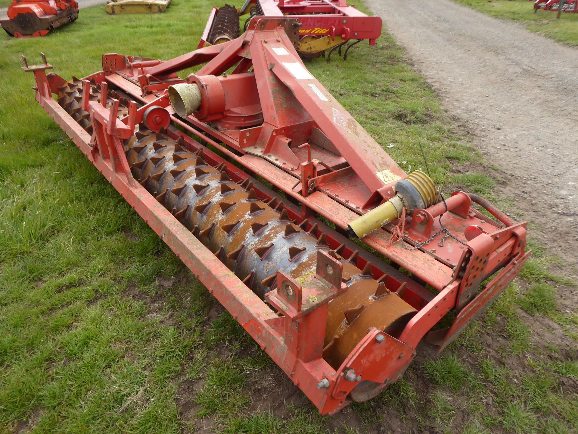 Kuhn HR 4002 4m power harrow with packer roller and 1000 PTO, practically new tines, 1" of wear - Image 3 of 4