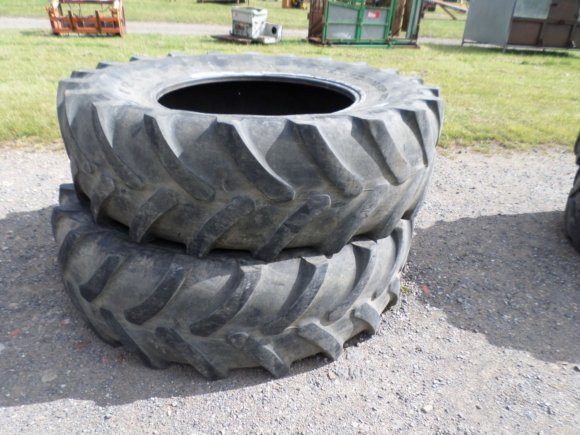 Pair 580/70/38 dual wheel tyres