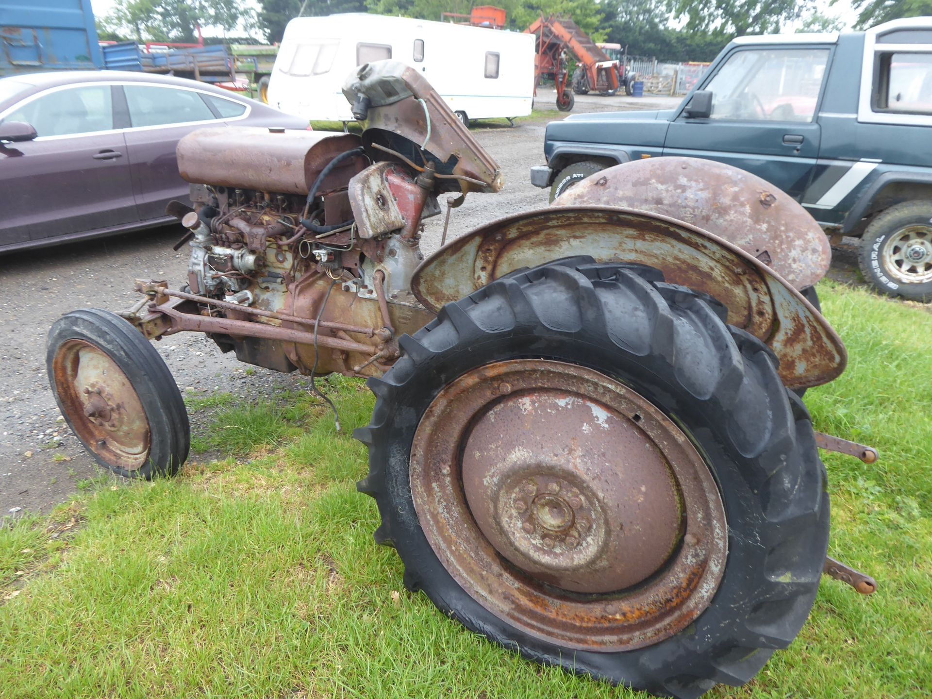 Grey Ferguson tractor, P3 engine, farmyard find, restoration project NO VAT - Image 2 of 2