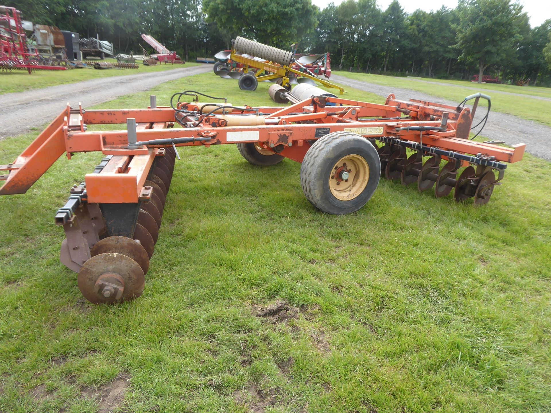 Parmiter Utah 3.25m disc harrows c/w rear drawbar - Image 2 of 3