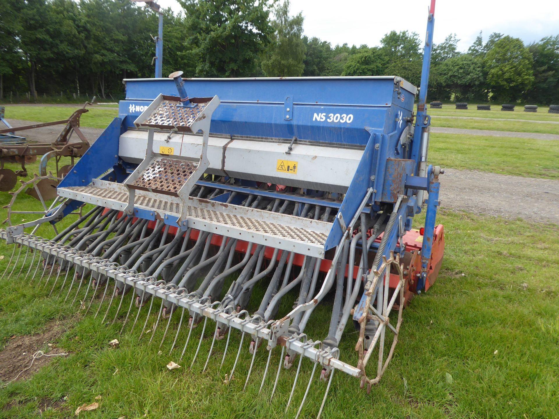 Kuhn HRB302D power harrow, packer roller with Nordsten box drill with tramline kit - Image 3 of 3