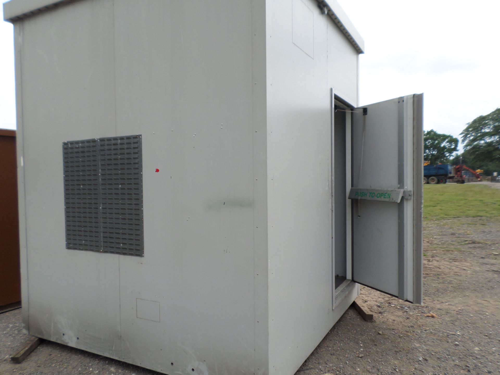 8'x8' secure steel unit - Image 2 of 3