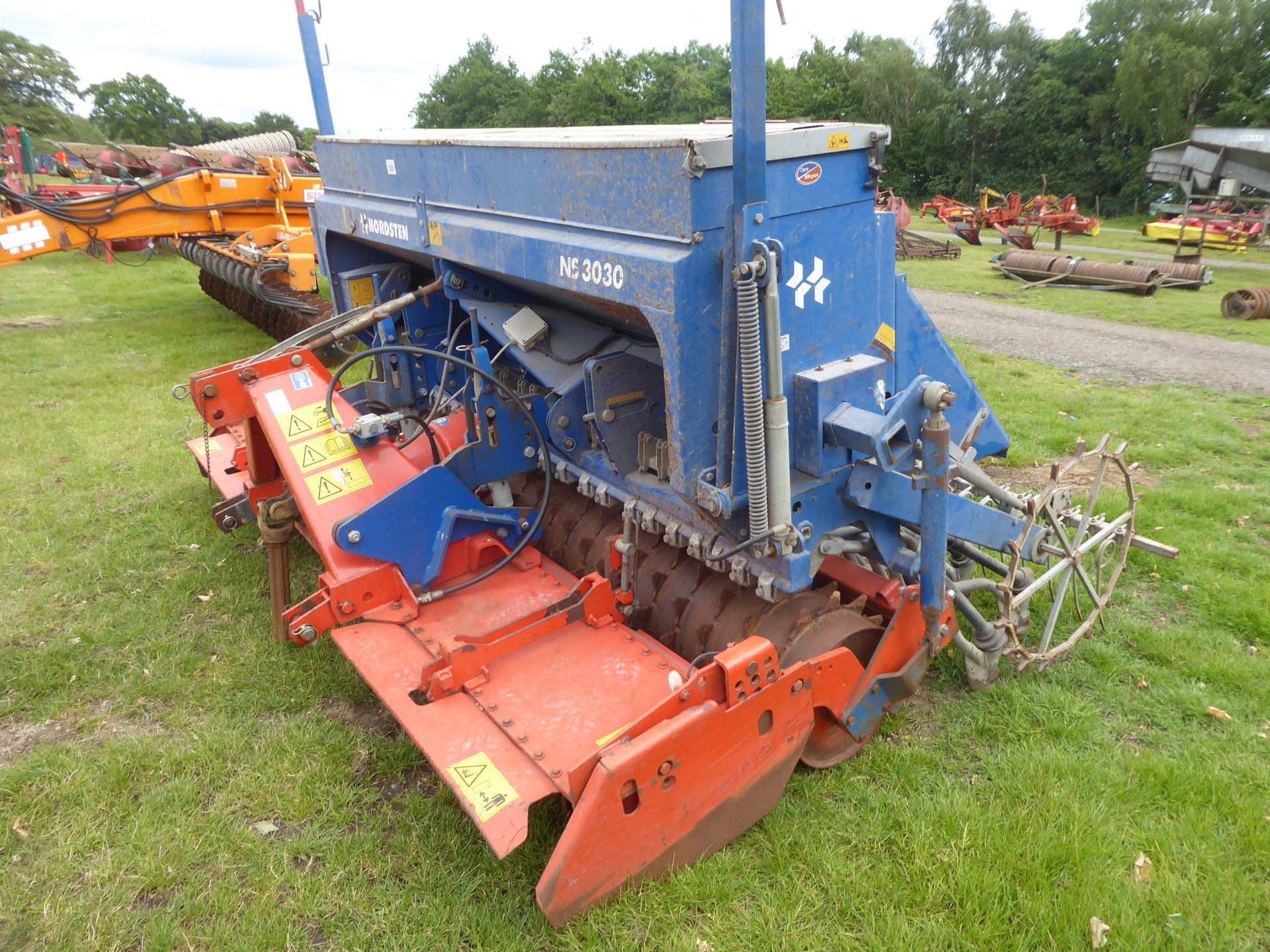 Kuhn HRB302D power harrow, packer roller with Nordsten box drill with tramline kit - Image 2 of 3