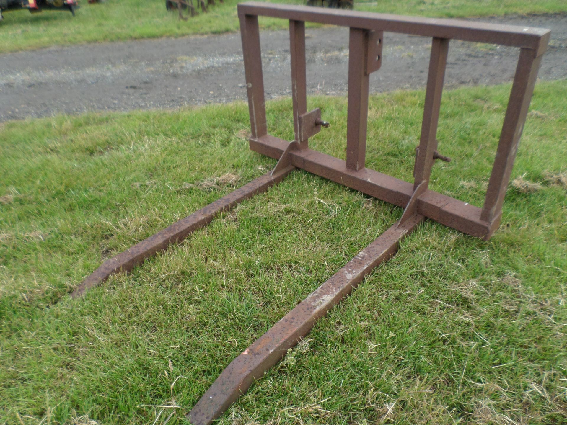 Tractor 3 point linkage forklift, front or rear lift - Image 2 of 3