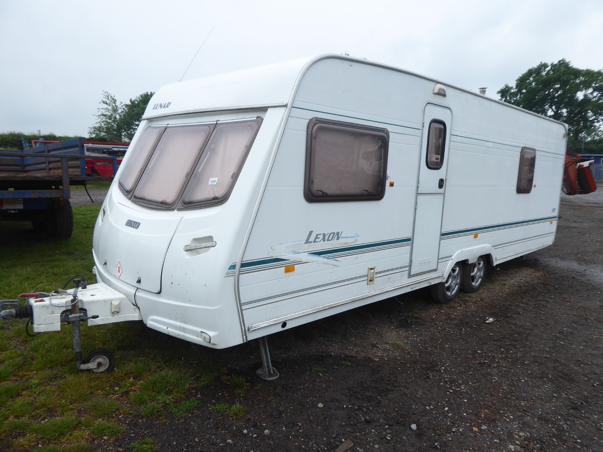 Lunor Lexon caravan 5 berth c/w fixed fitted bed ,seperate shower, bathroom & living area. Full