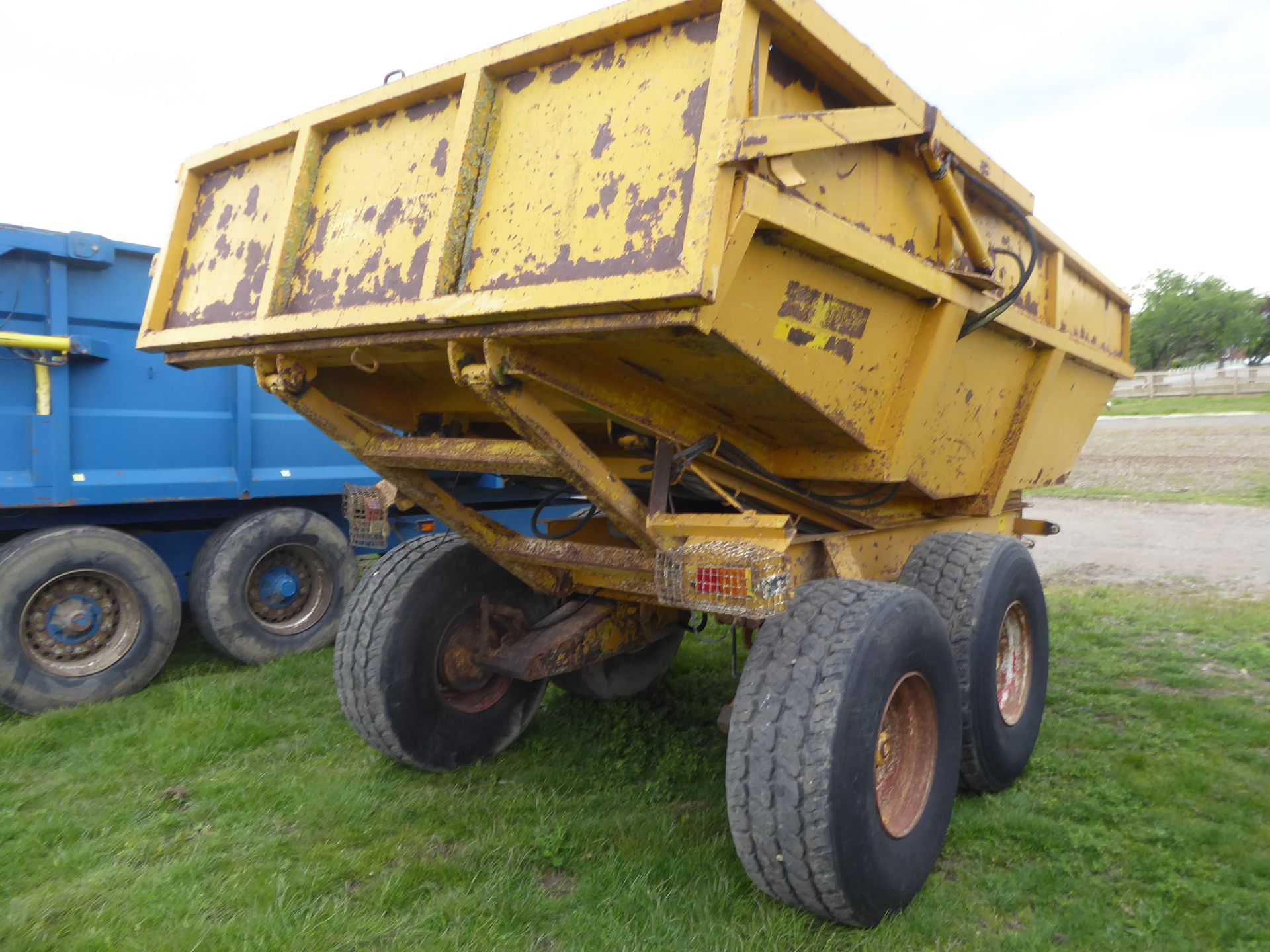 12T dump trailer with hydraulic back door - Image 9 of 10
