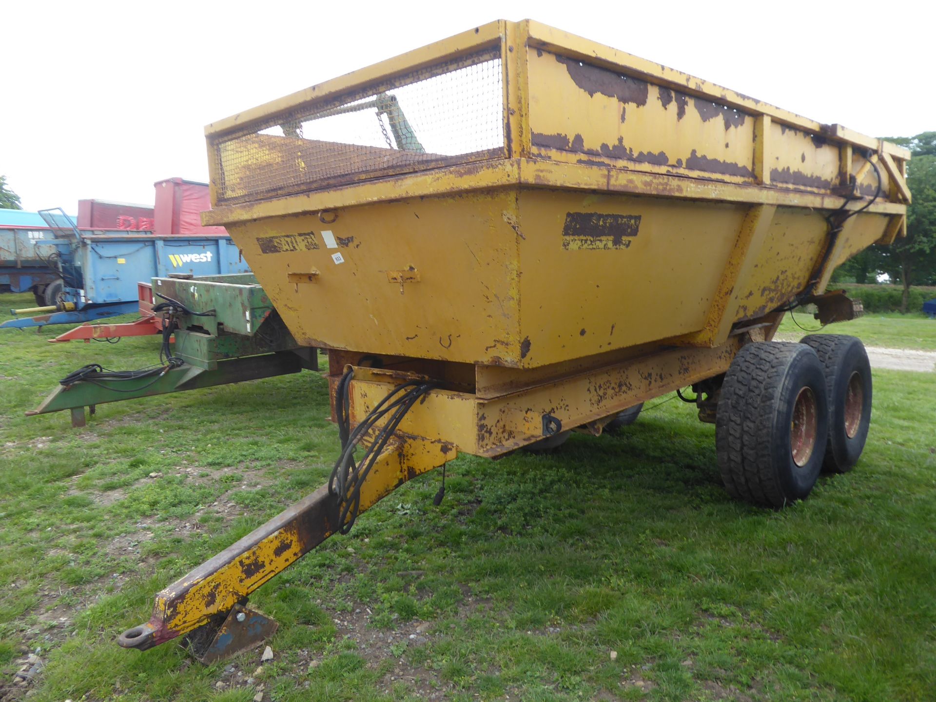 12T dump trailer with hydraulic back door - Image 8 of 10