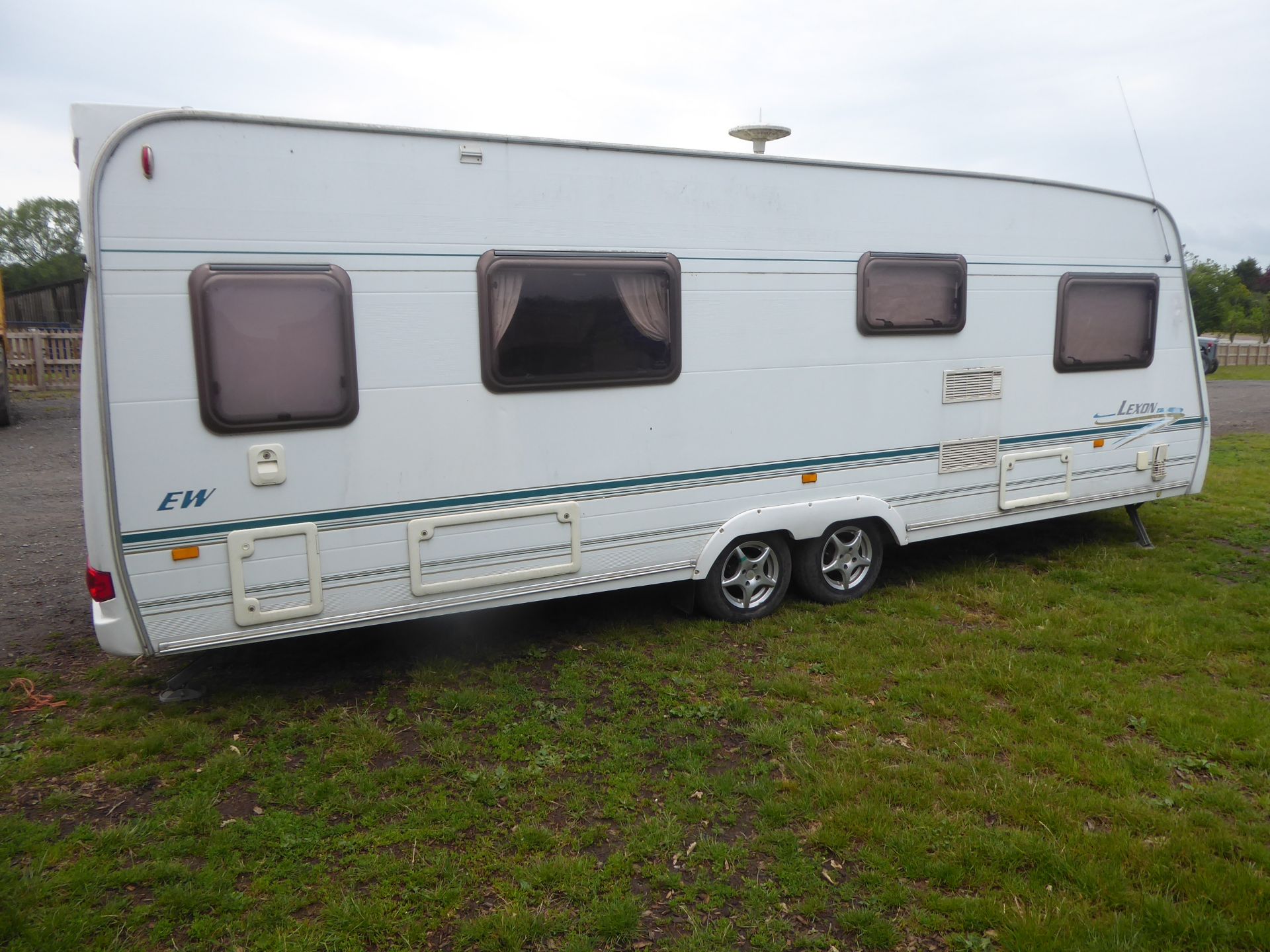 Lunor Lexon caravan 5 berth c/w fixed fitted bed ,seperate shower, bathroom & living area. Full - Image 5 of 5