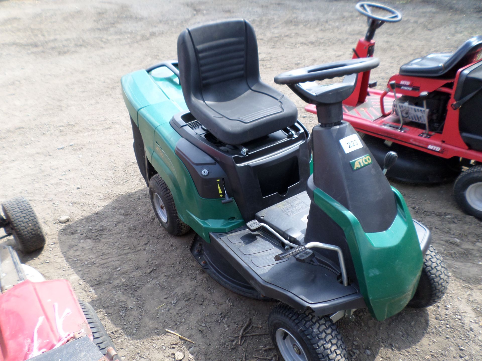 Atco Rider 27 ride on mower with grass collector NO VAT - Image 3 of 3