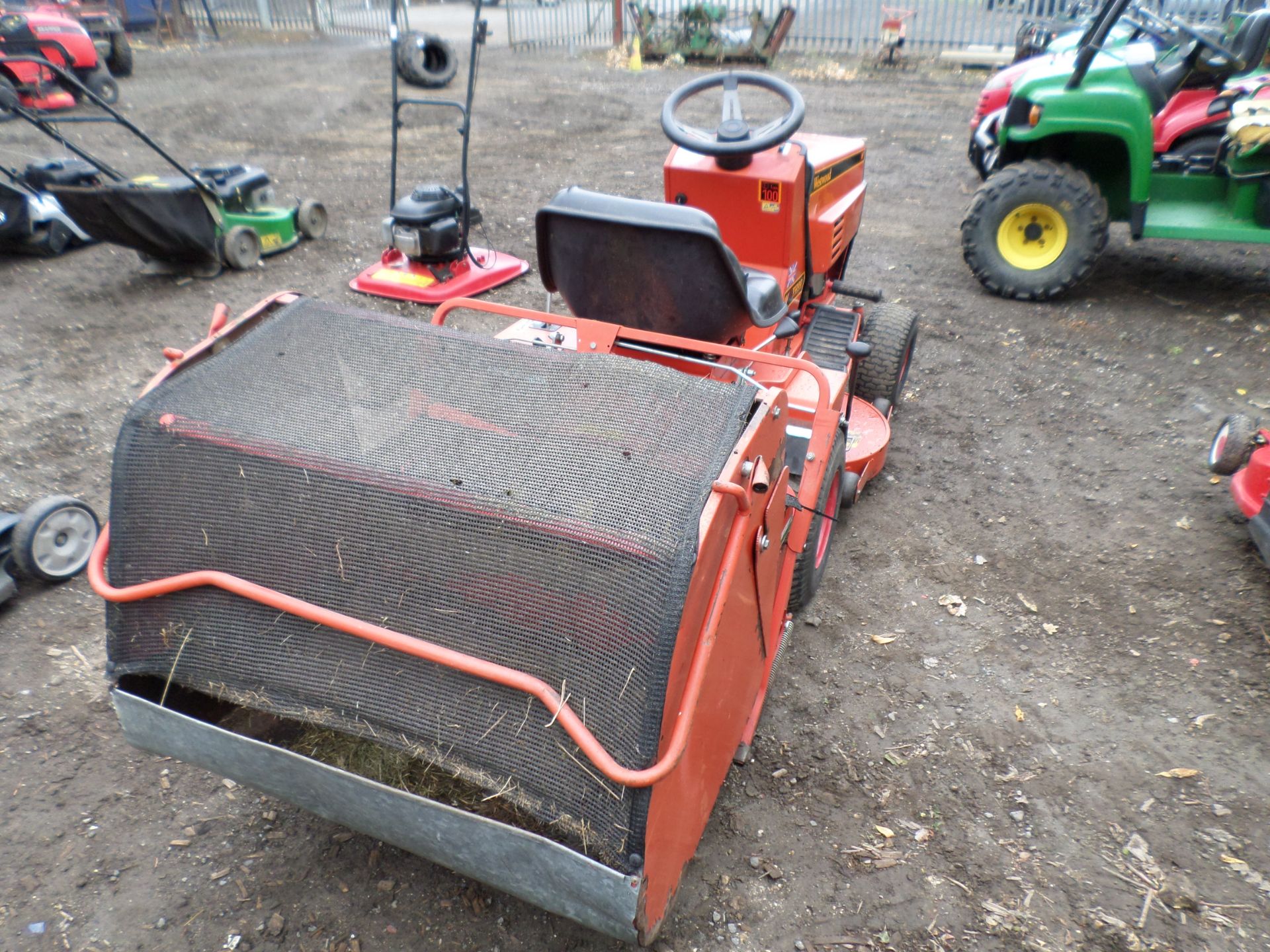 Westwood T1200 ride on mower c/w collector, starts on the key, drives and cuts, not serviced this - Image 3 of 3