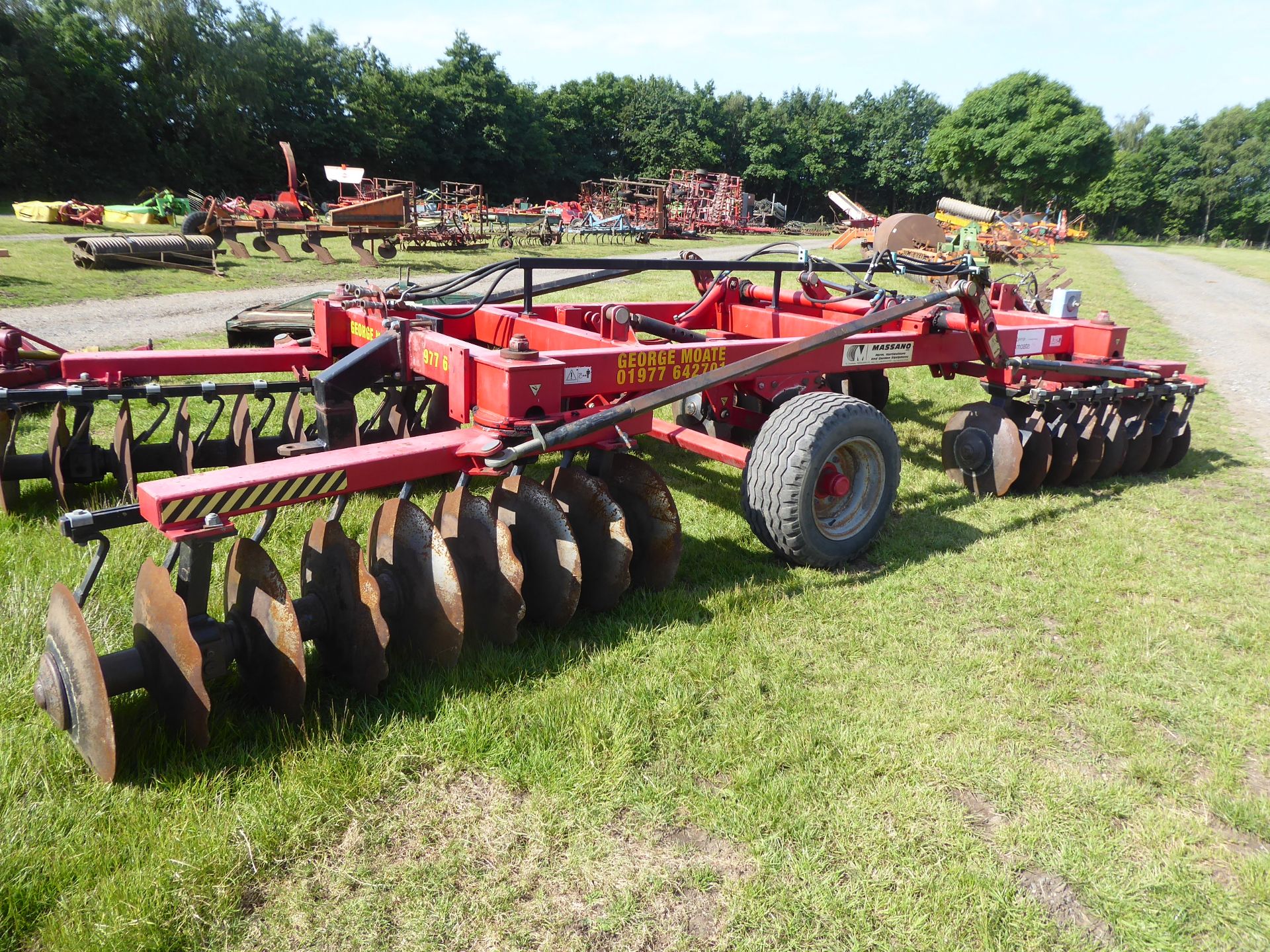 Massano heavy duty 4m folding disc harrow with 34 discs. Barn stored, excellent condition, very - Image 5 of 9