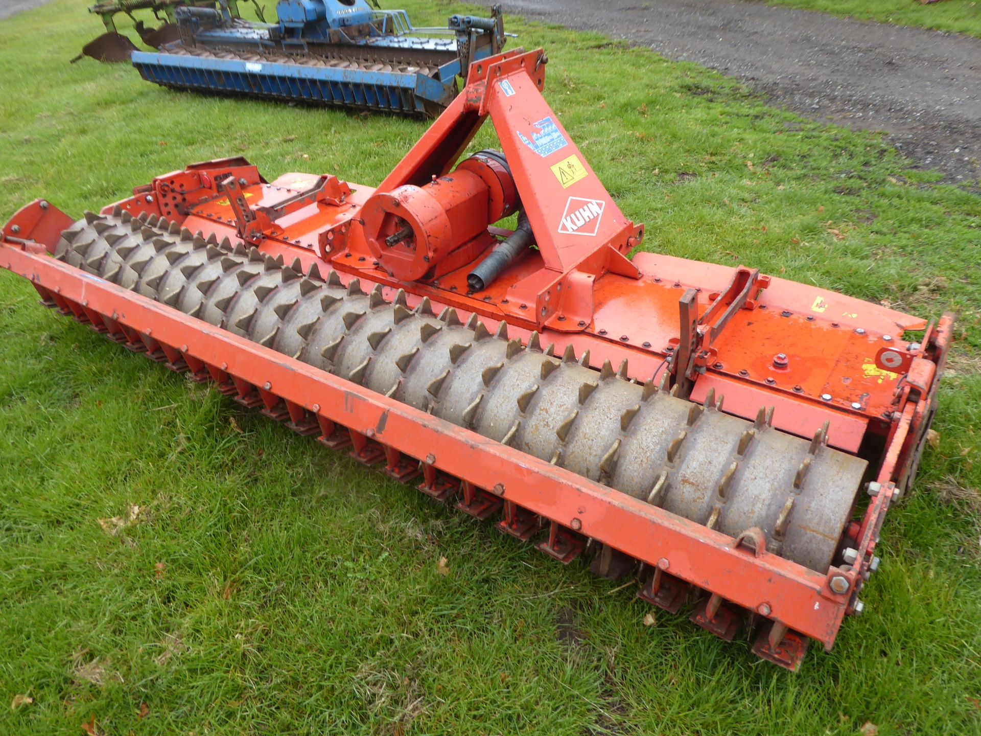 2002 Kuhn 3 mtr power harrow, quick fit tines,good packer - Image 4 of 4