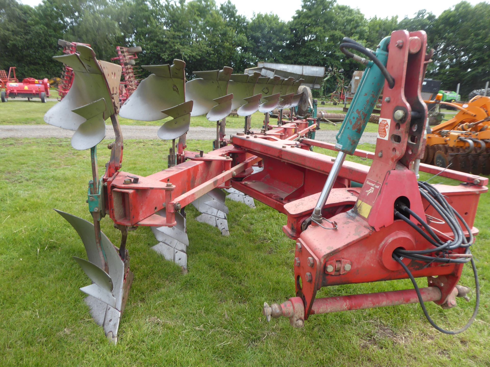 Kverneland LO 85/300 6 +1 on land in furrow plough - Image 3 of 9