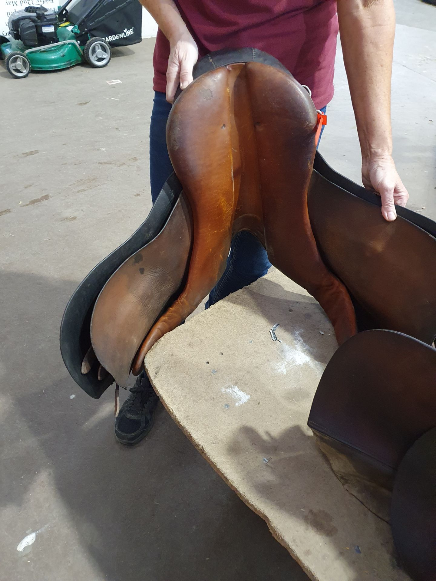 17" wide Granville close contact saddle - Image 2 of 3