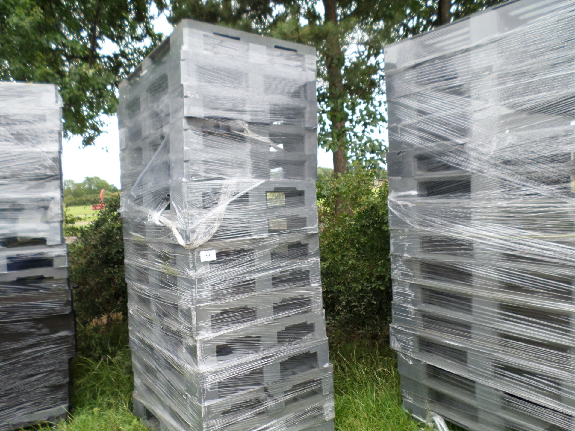 15 plastic pallets