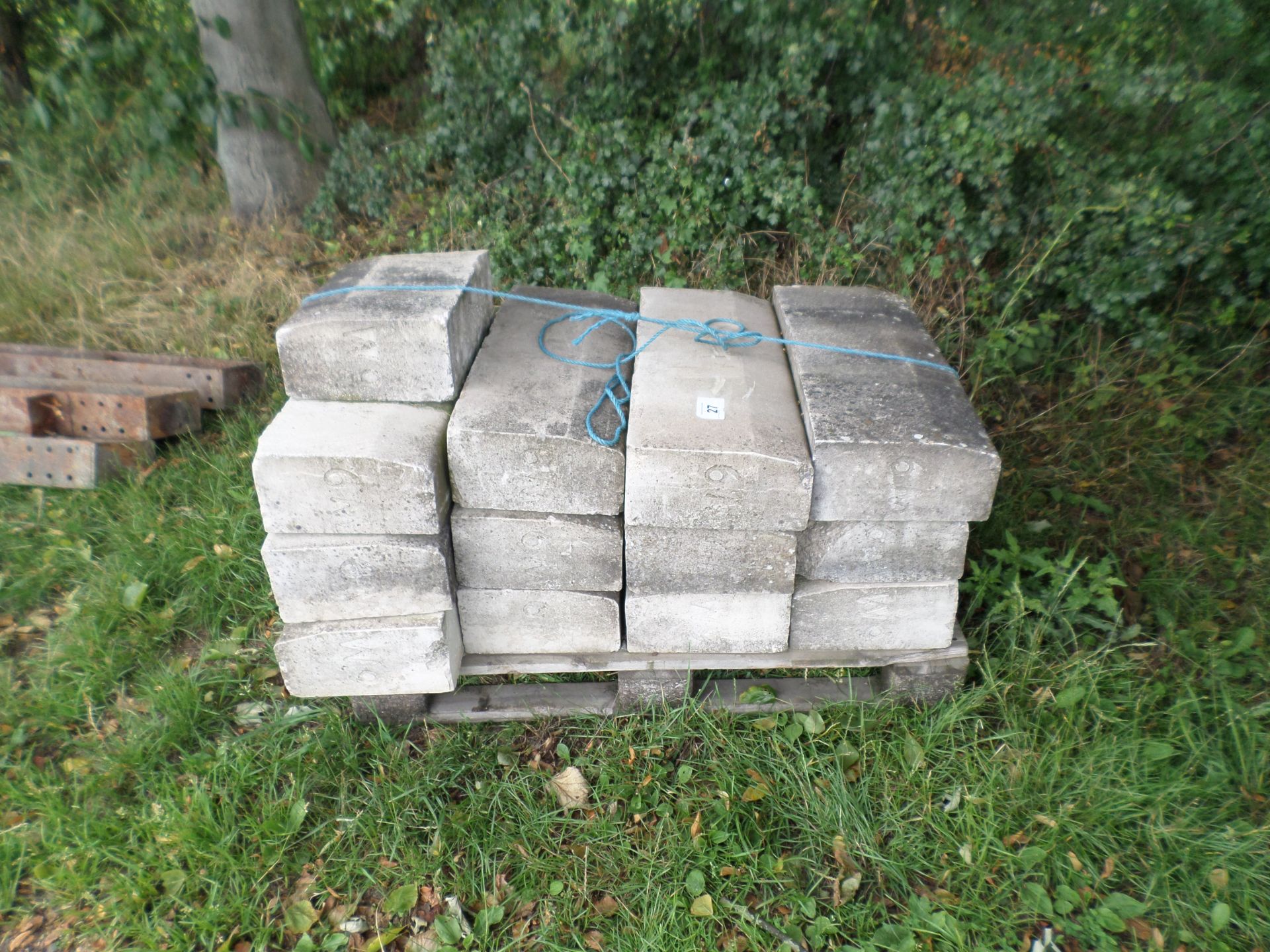 Pack of kerb stones