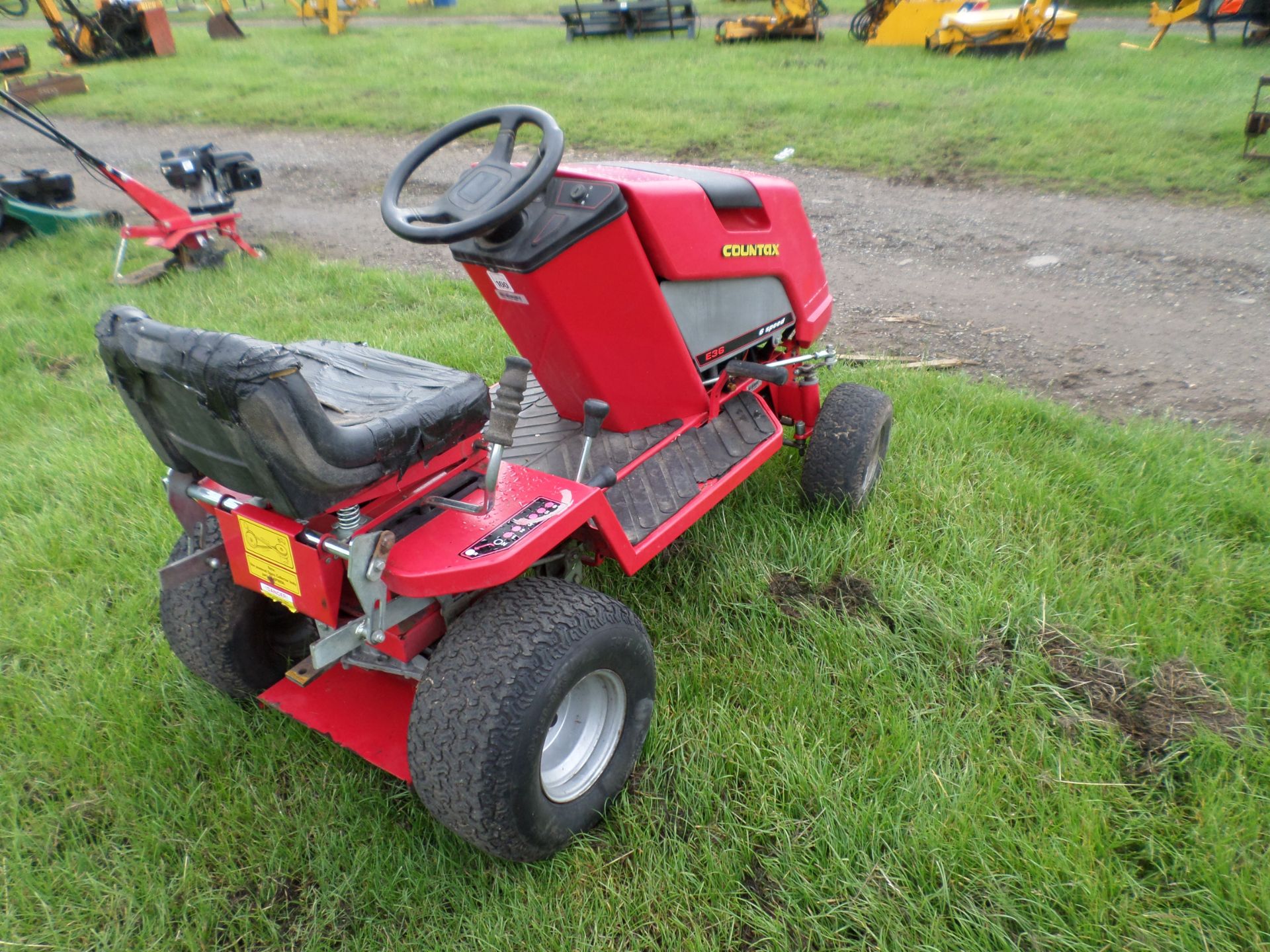 Countax E36 ride on mower runs, drives cuts needs attention NO VAT - Image 2 of 2