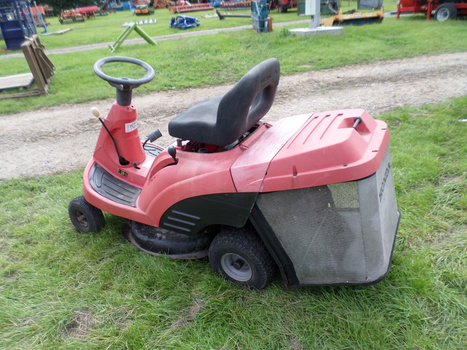 Honda 1211 ride on mower & collector NO VAT - Image 2 of 2