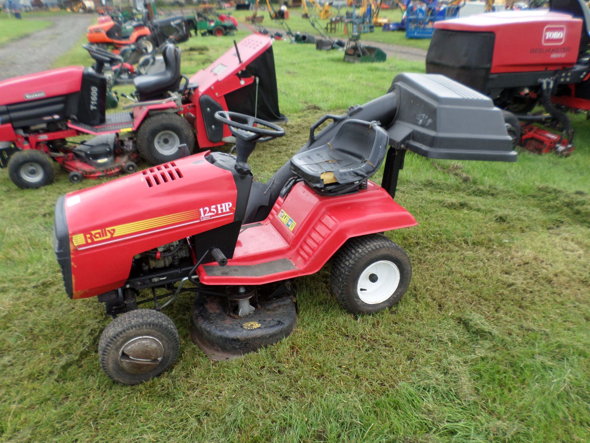 Rally 12.5 ride on mower part exchange machine used this season but not serviced - Image 2 of 2