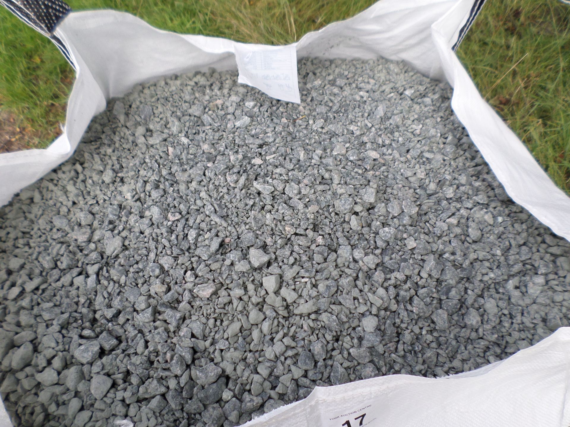 1T bulk bag of decorative grey granite 20mm gravel NO VAT - Image 2 of 2