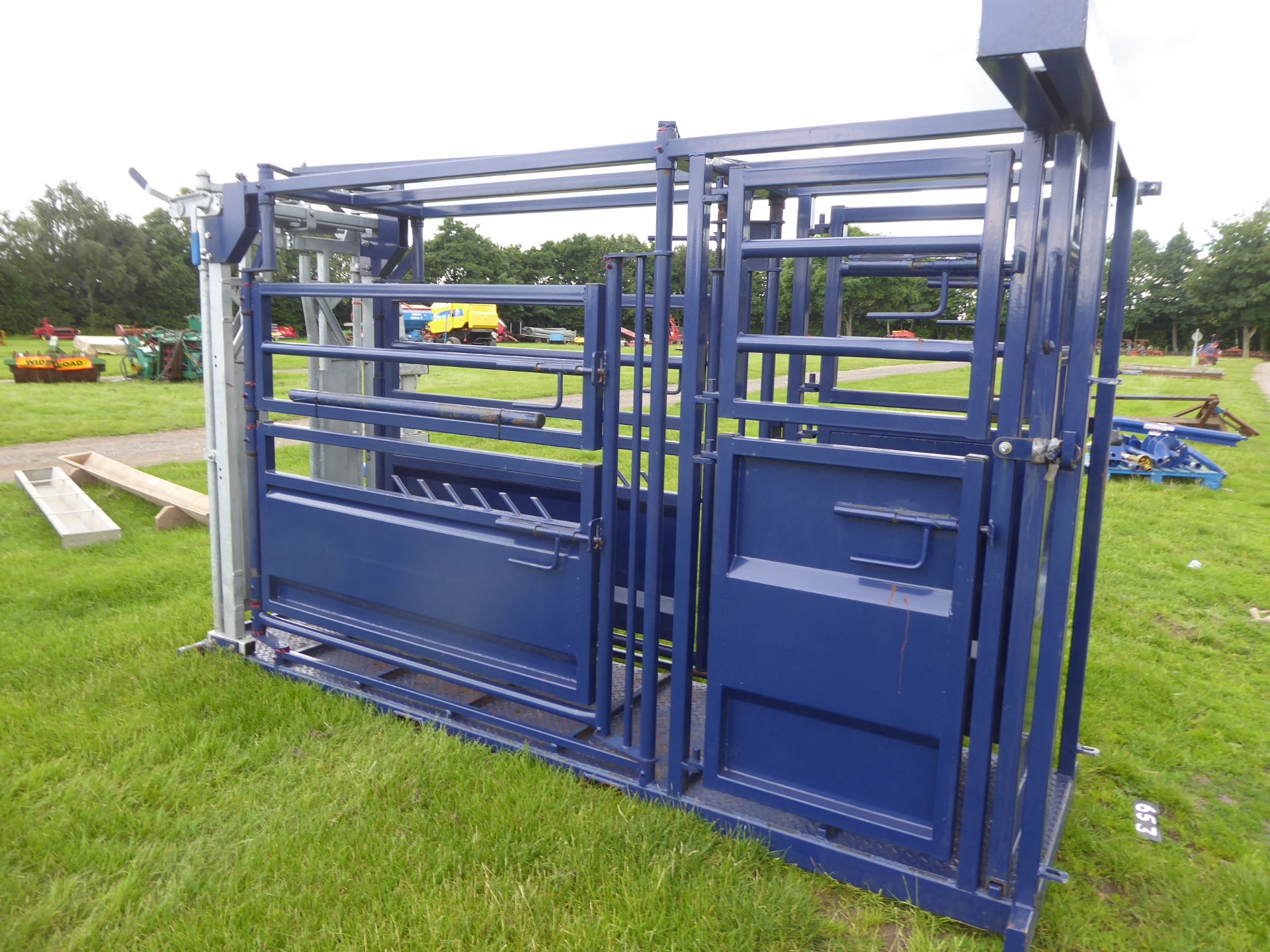 2015 Squeeze cattle crush c/w IAE auto yoke & super scoop chin lift - Image 3 of 3