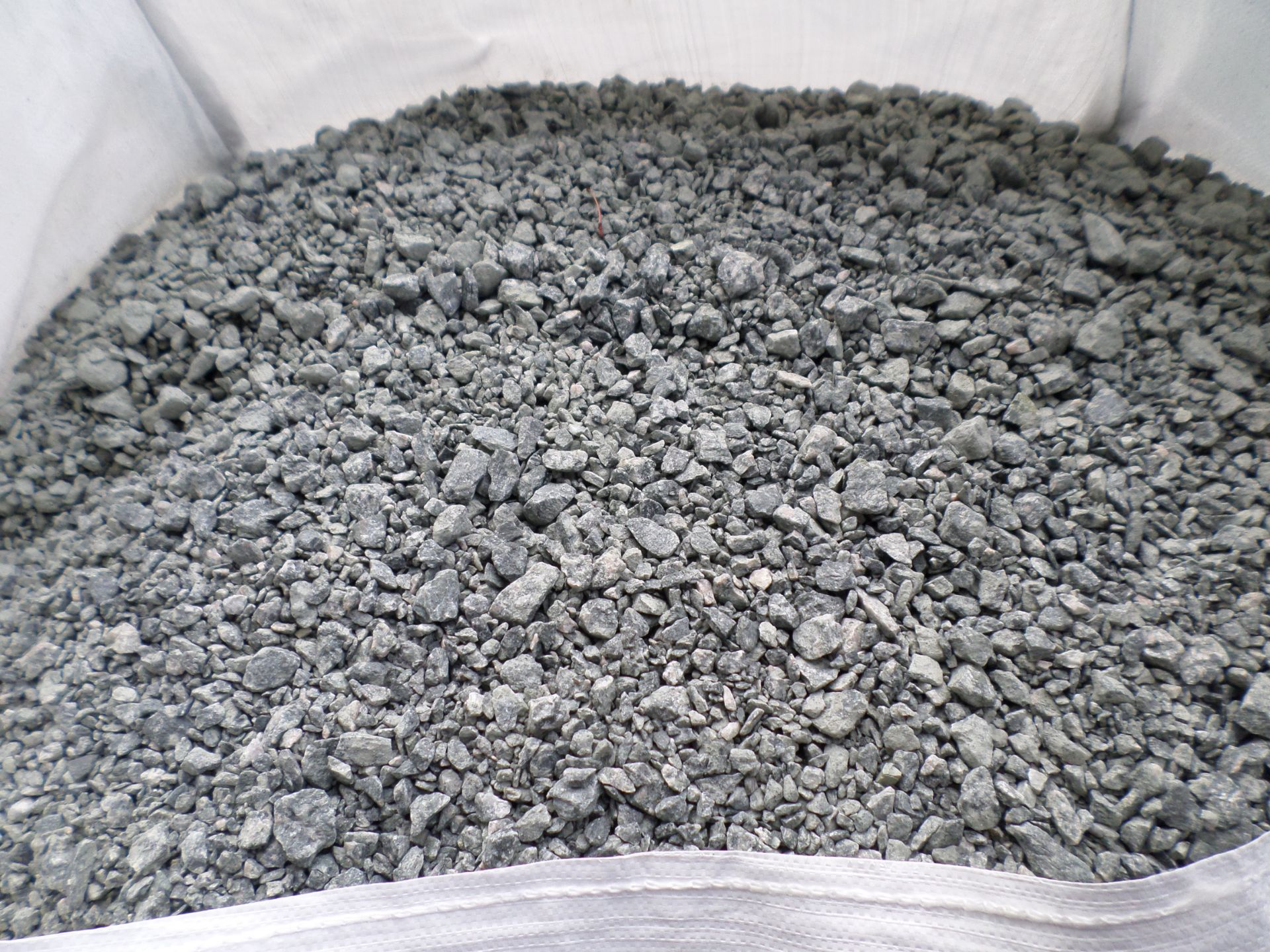 1T bulk bag of decorative grey granite 20mm gravel NO VAT - Image 2 of 2