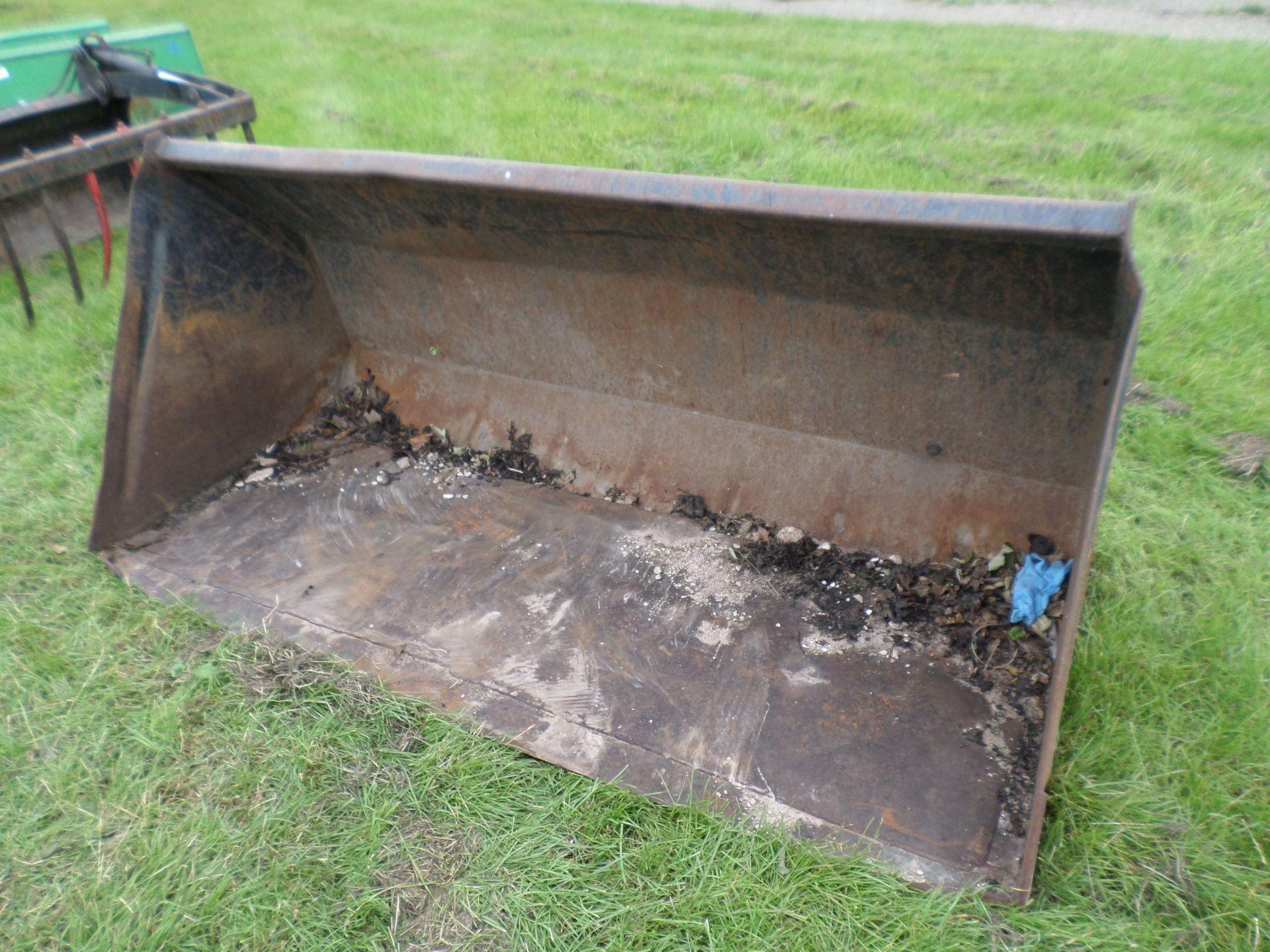 Massey Ferguson standard tractor bucket (black), fair condition - Image 2 of 2