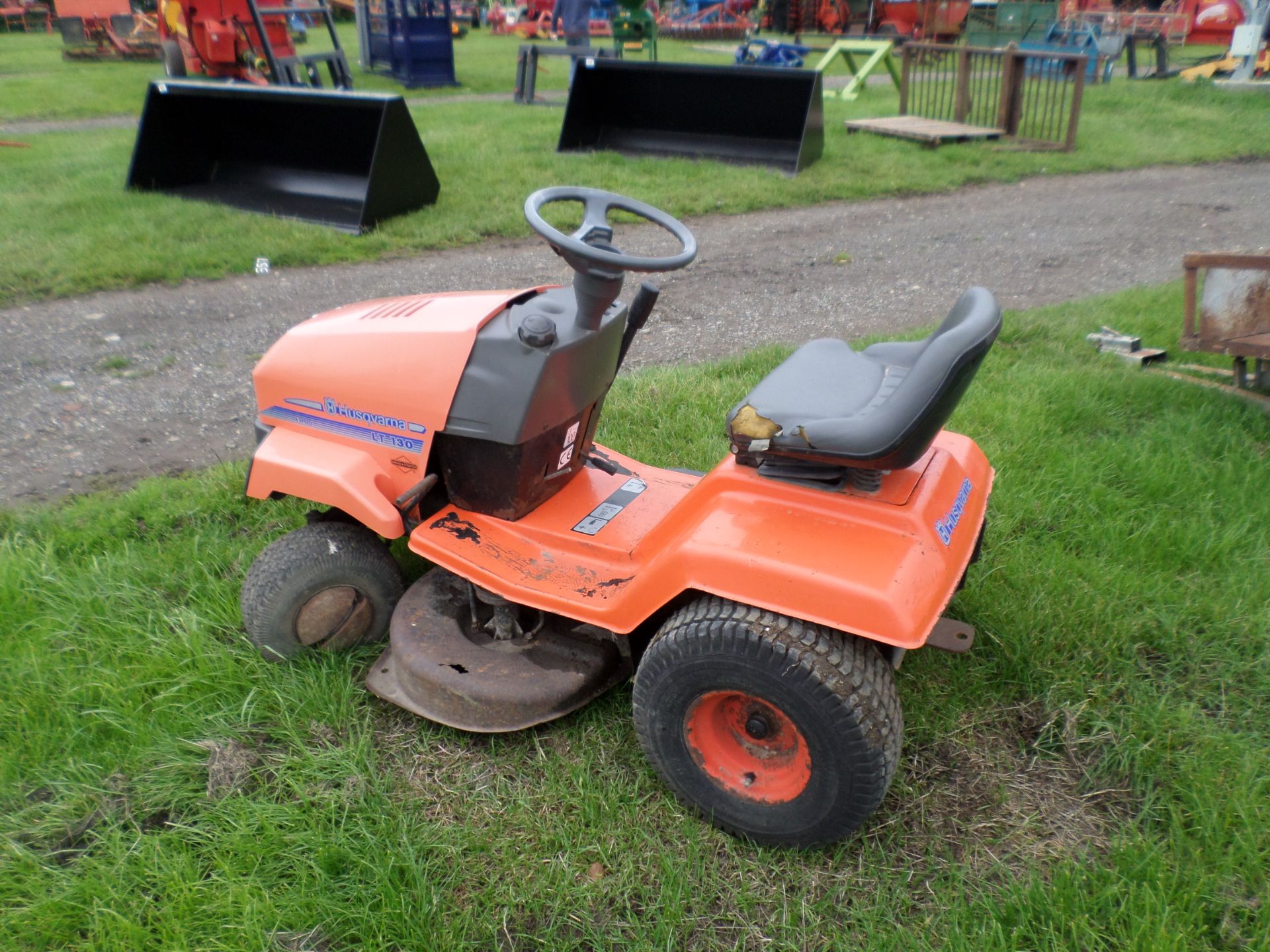 Husqvarna 6 speed LT130 ride on mower c/w key - Image 2 of 2