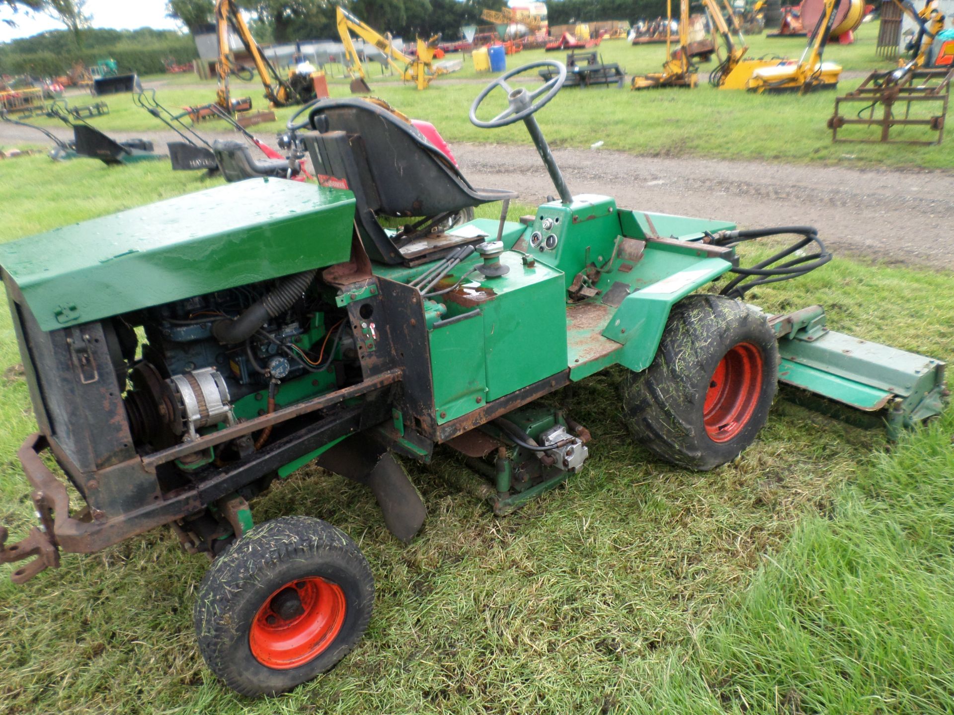Ransomes 213 diesel ride on mower runs , drives, cuts needs attention NO VAT - Image 2 of 3