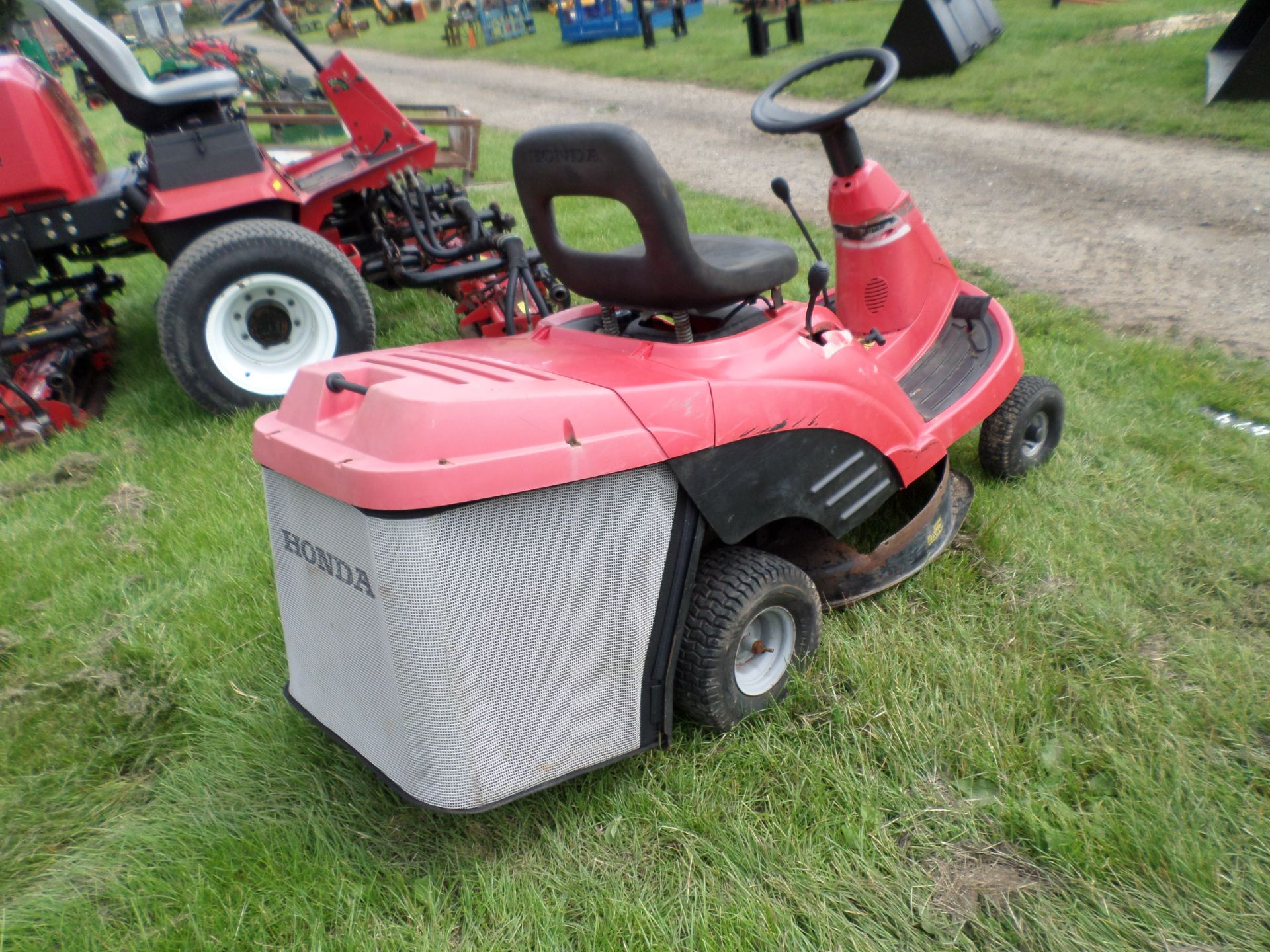 Honda 1211 ride on mower & collector NO VAT - Image 2 of 2