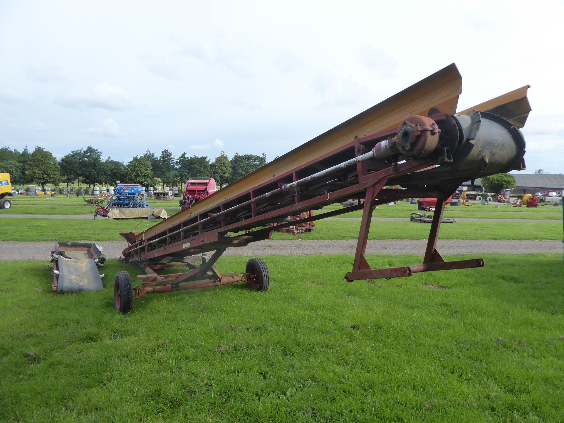 Record 27ft rubber belt elevator with single phase motor - Image 2 of 3