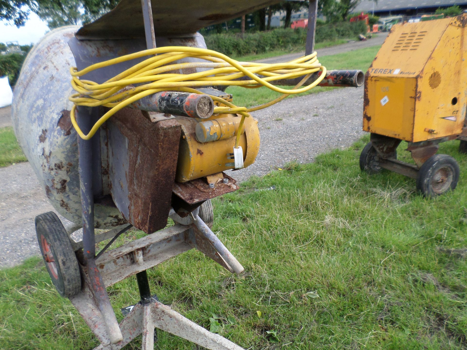 Belle 240 V electric concrete mixer - Image 3 of 3