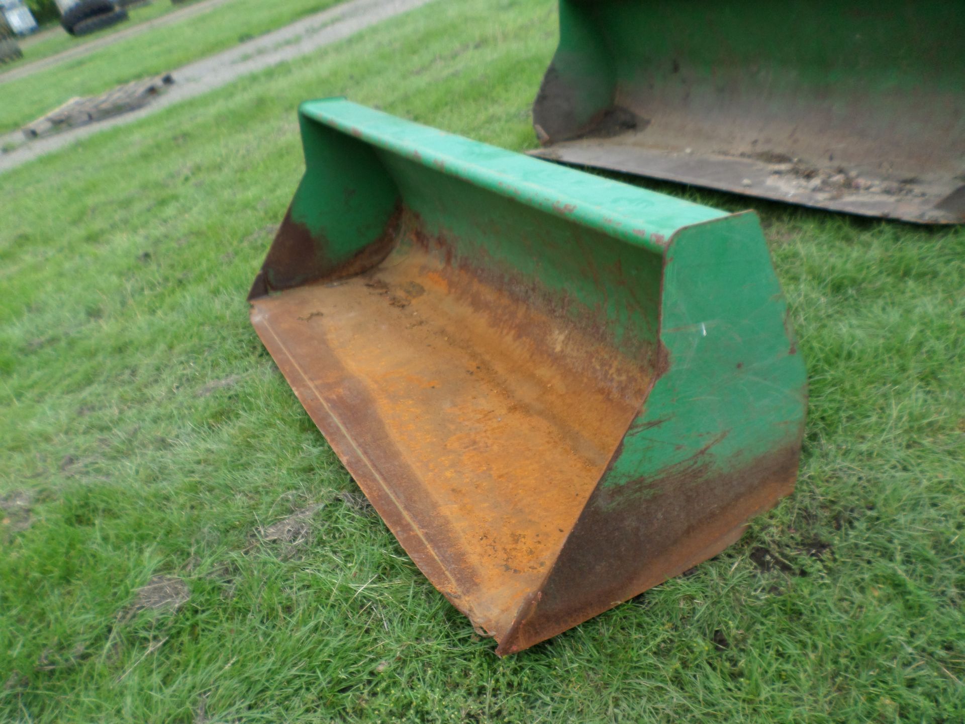 John Deere standard green tractor bucket, fair condition - Image 2 of 2